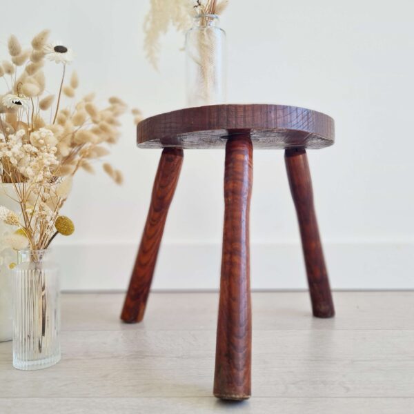 Tabouret tripode en bois brutaliste