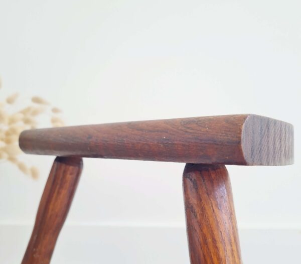 Tabouret tripode en bois brutaliste