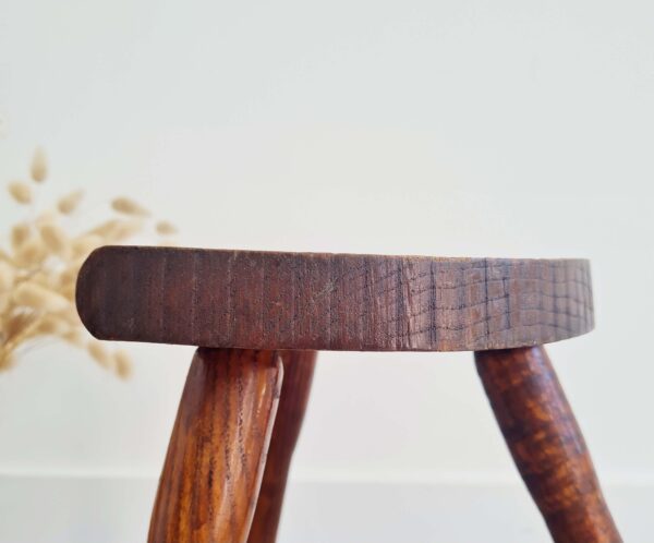 Tabouret tripode en bois brutaliste