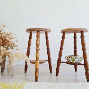Tabourets tripodes anciens pieds tournés