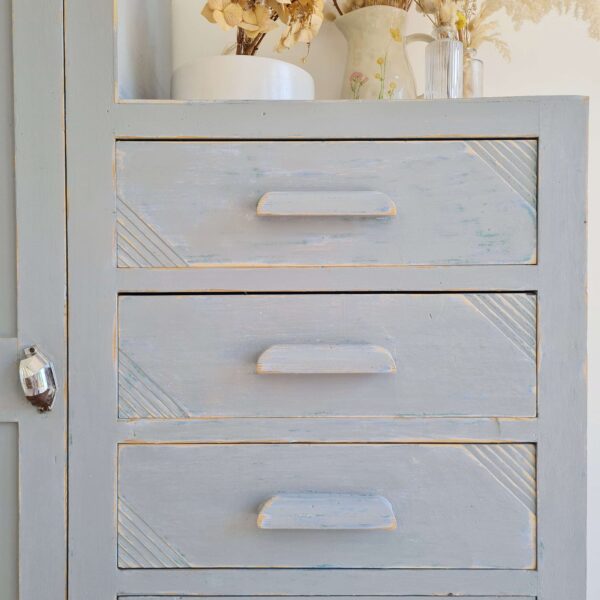 Armoire asymétrique ancienne - grise patinée