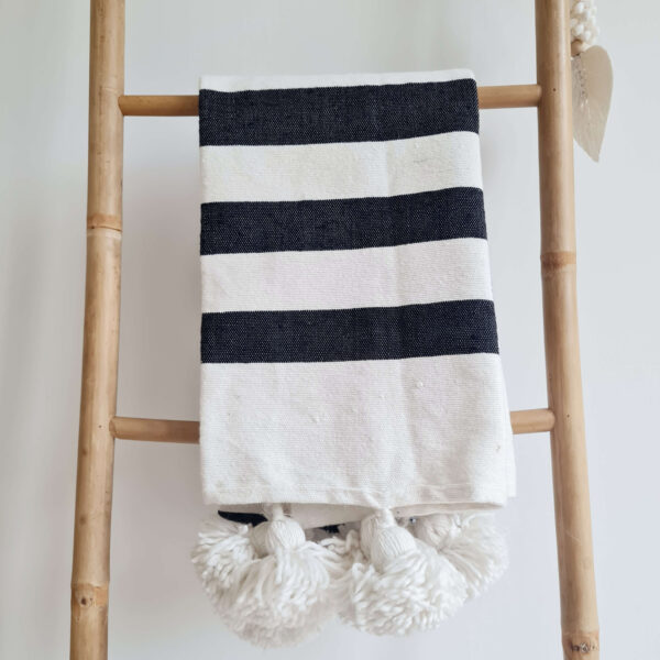 Plaid rayures noires pompons blancs
