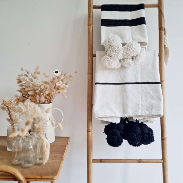Plaid rayures noires pompons blancs