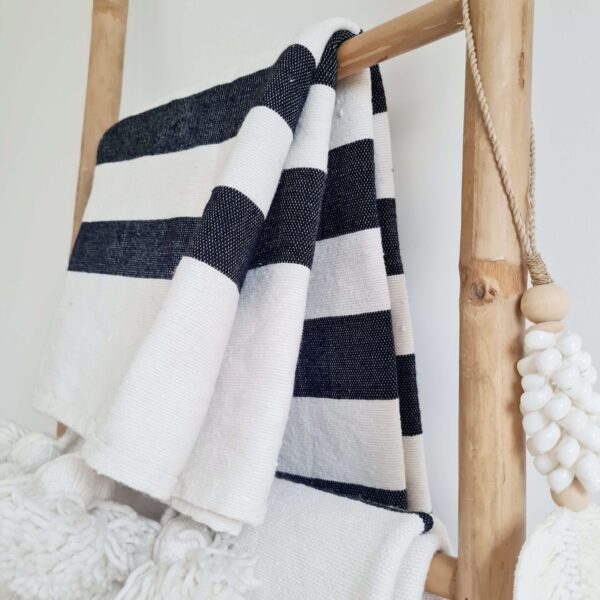 Plaid rayures noires pompons blancs