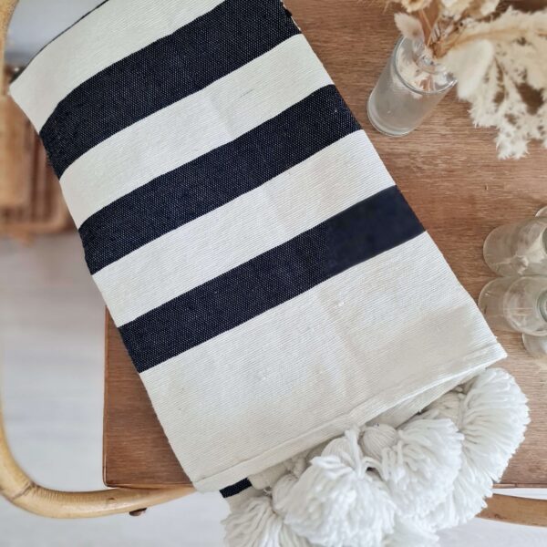 Plaid rayures noires pompons blancs