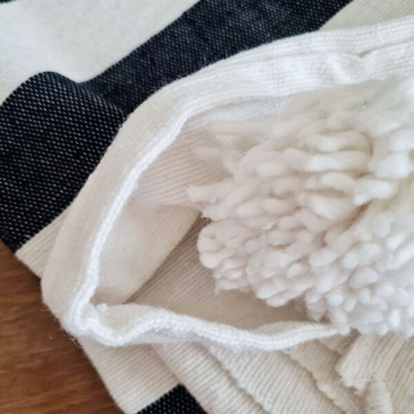 Plaid rayures noires pompons blancs