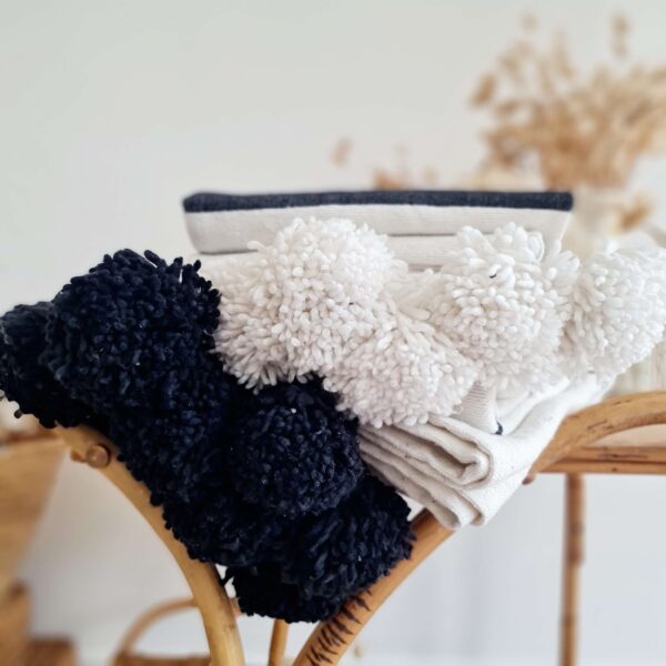 Plaid rayures noires pompons blancs
