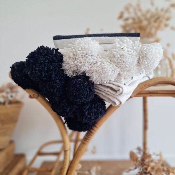 Plaid rayures noires pompons blancs