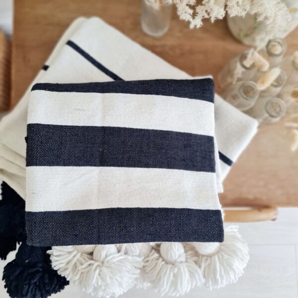 Plaid rayures noires pompons blancs