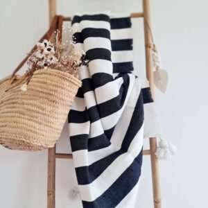 Plaid rayures noires pompons blancs