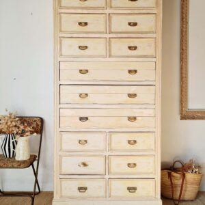 Ancien meuble de mercerie en bois patiné avec de nombreux tiroirs.
