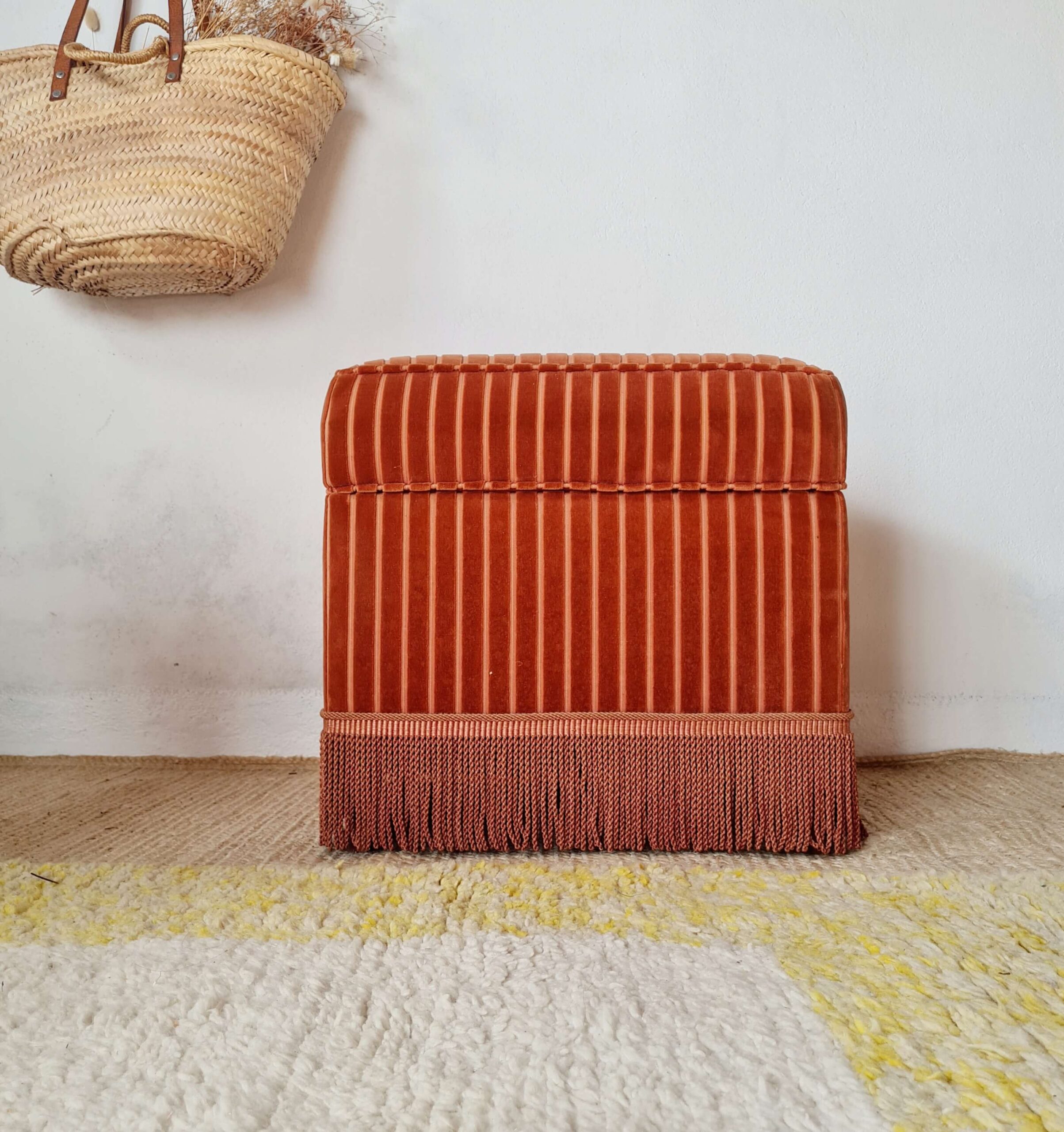 Pouf coffre ancien velours rose