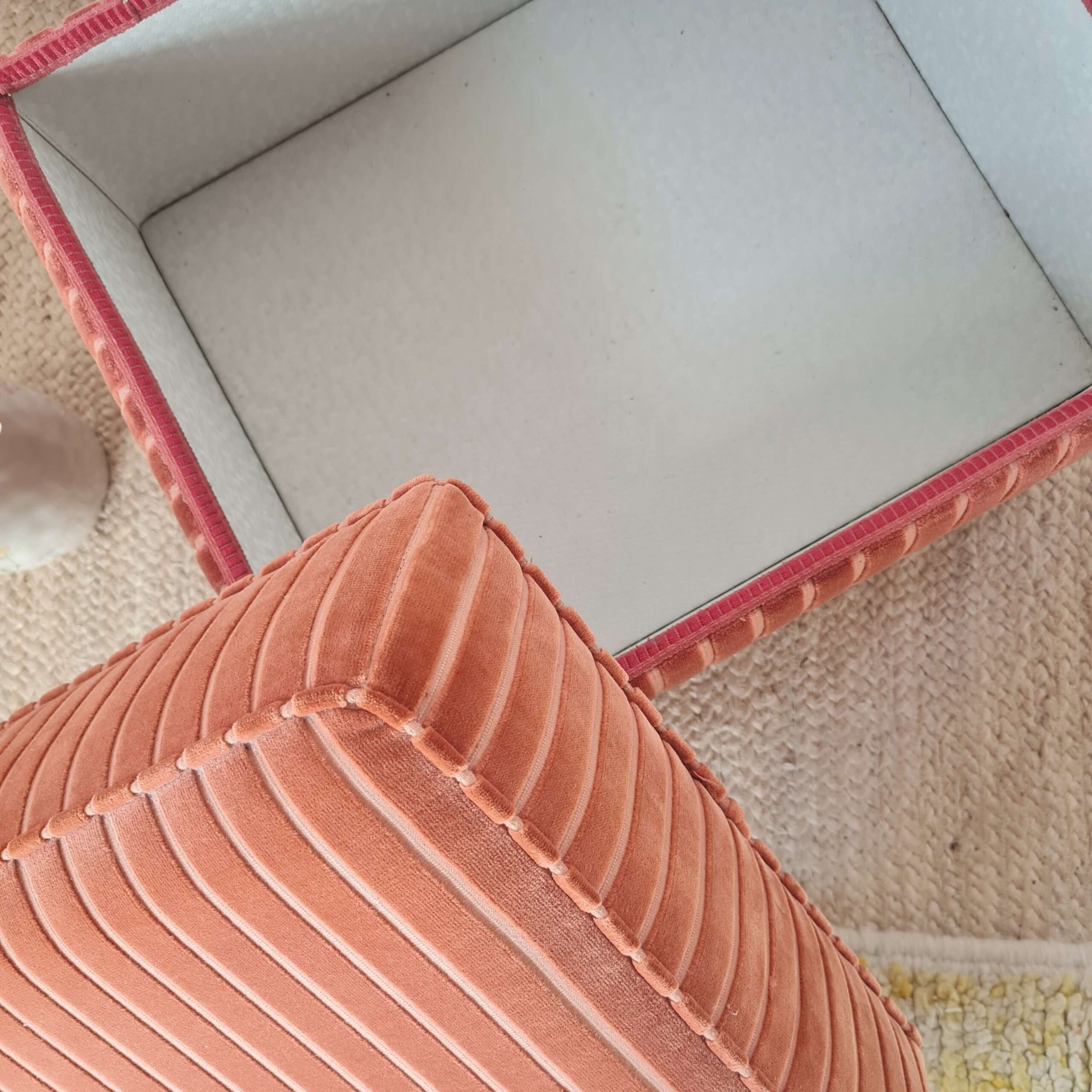 Pouf coffre ancien velours rose