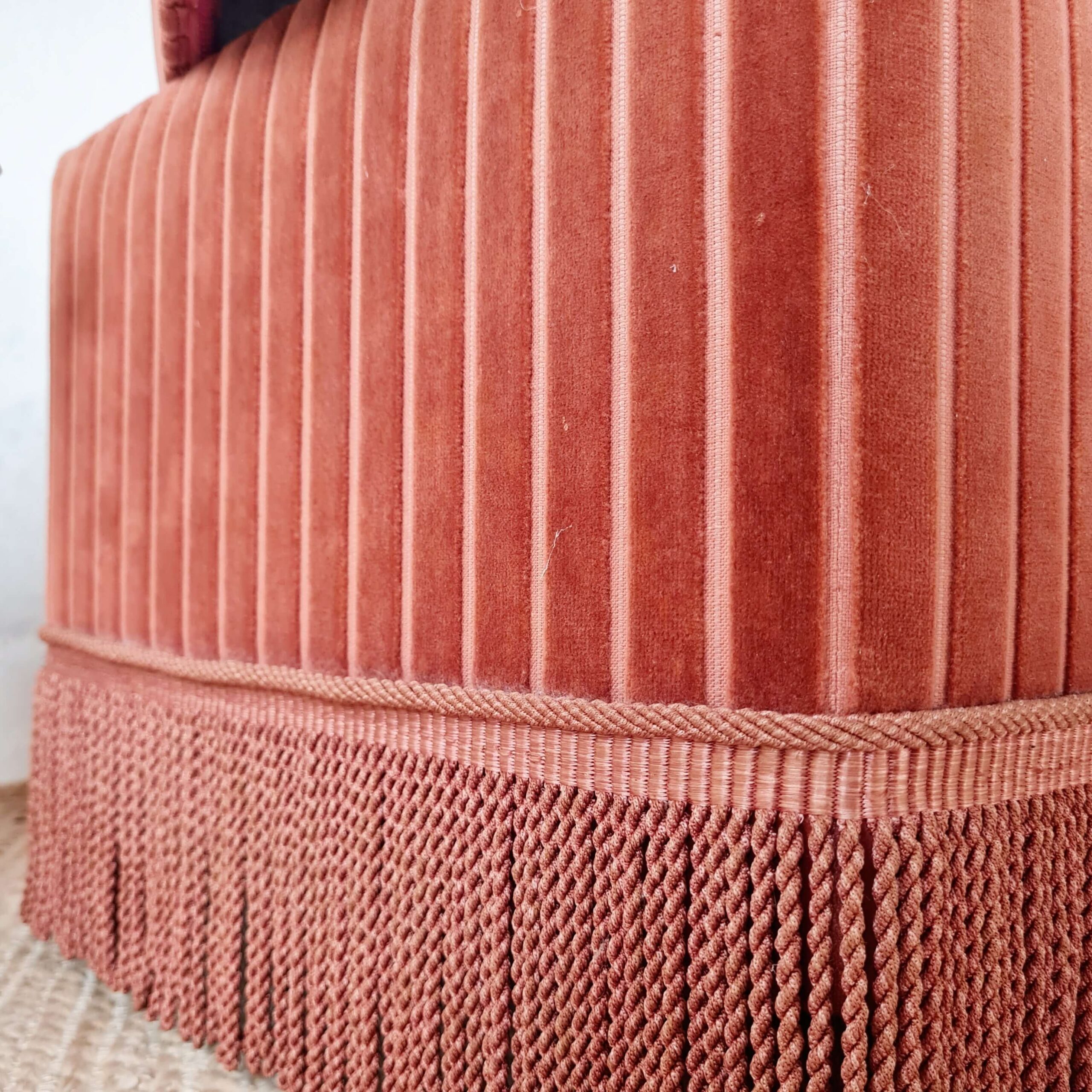 Pouf coffre ancien velours rose