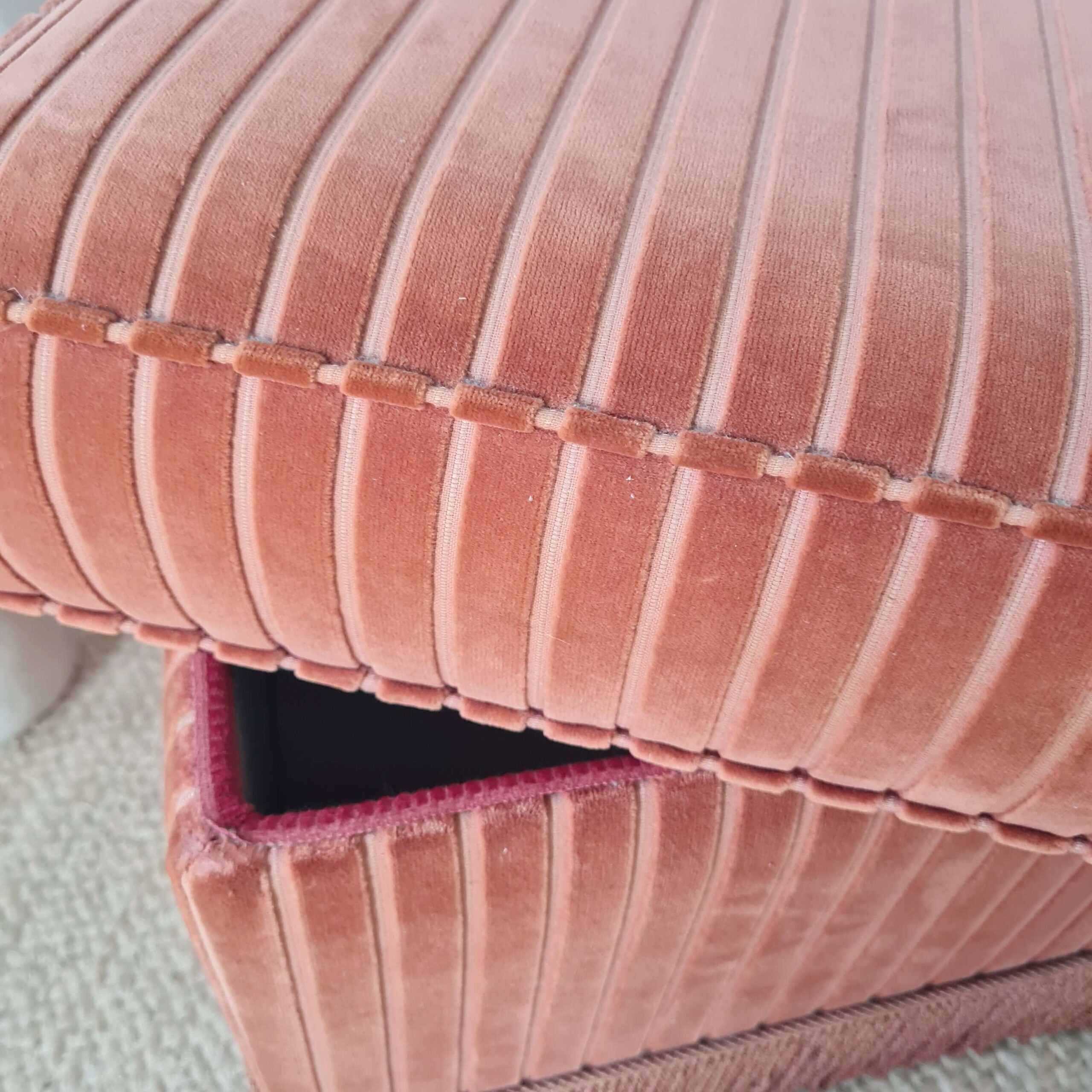 Pouf coffre ancien velours rose