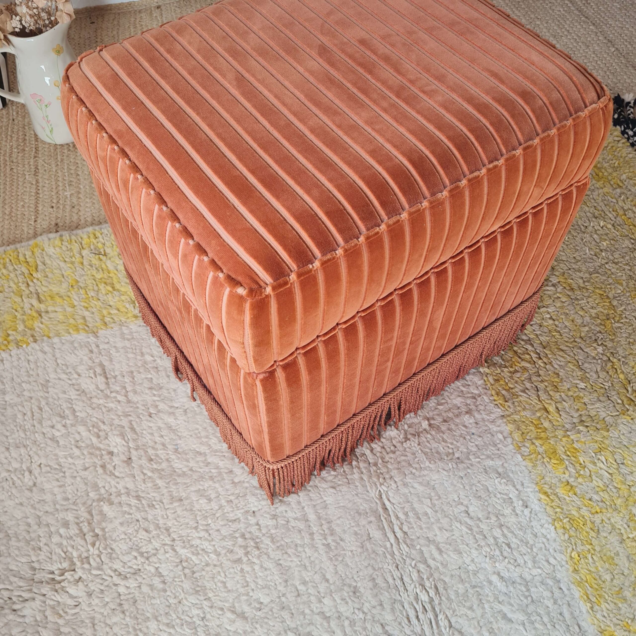 Pouf coffre ancien velours rose