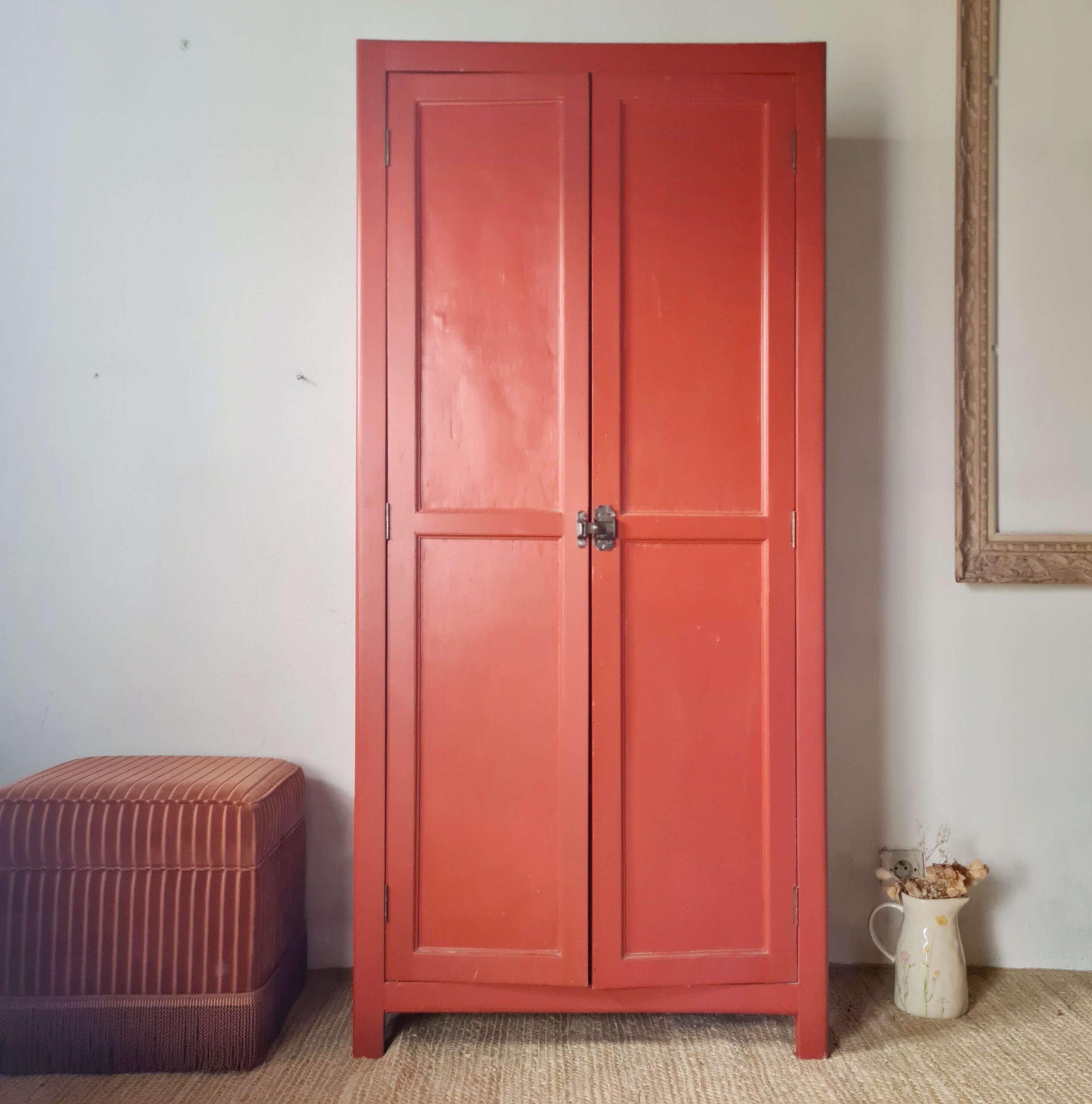 Armoire parisienne rouge ancienne vintage - petit format