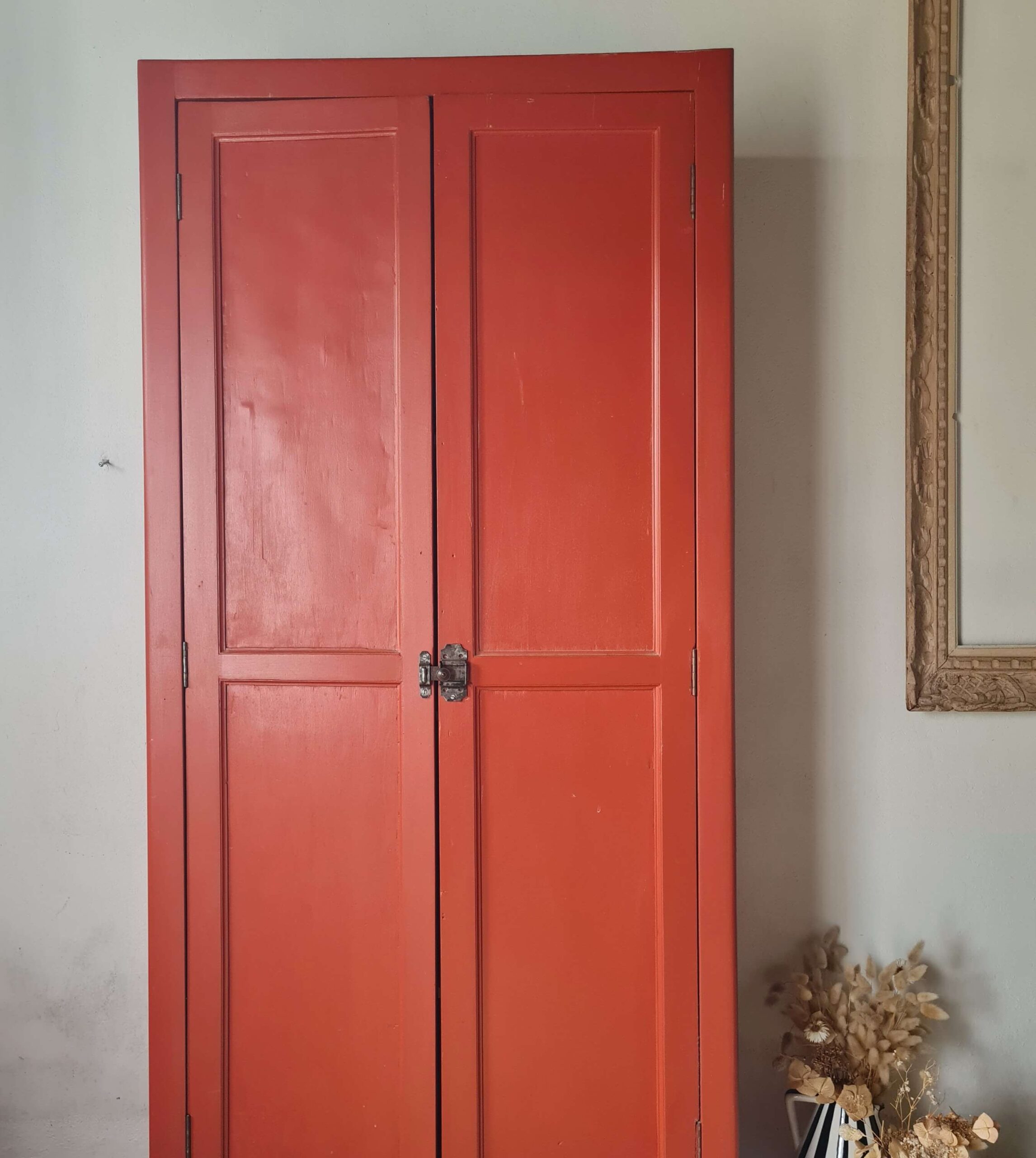 Armoire parisienne rouge ancienne vintage - petit format