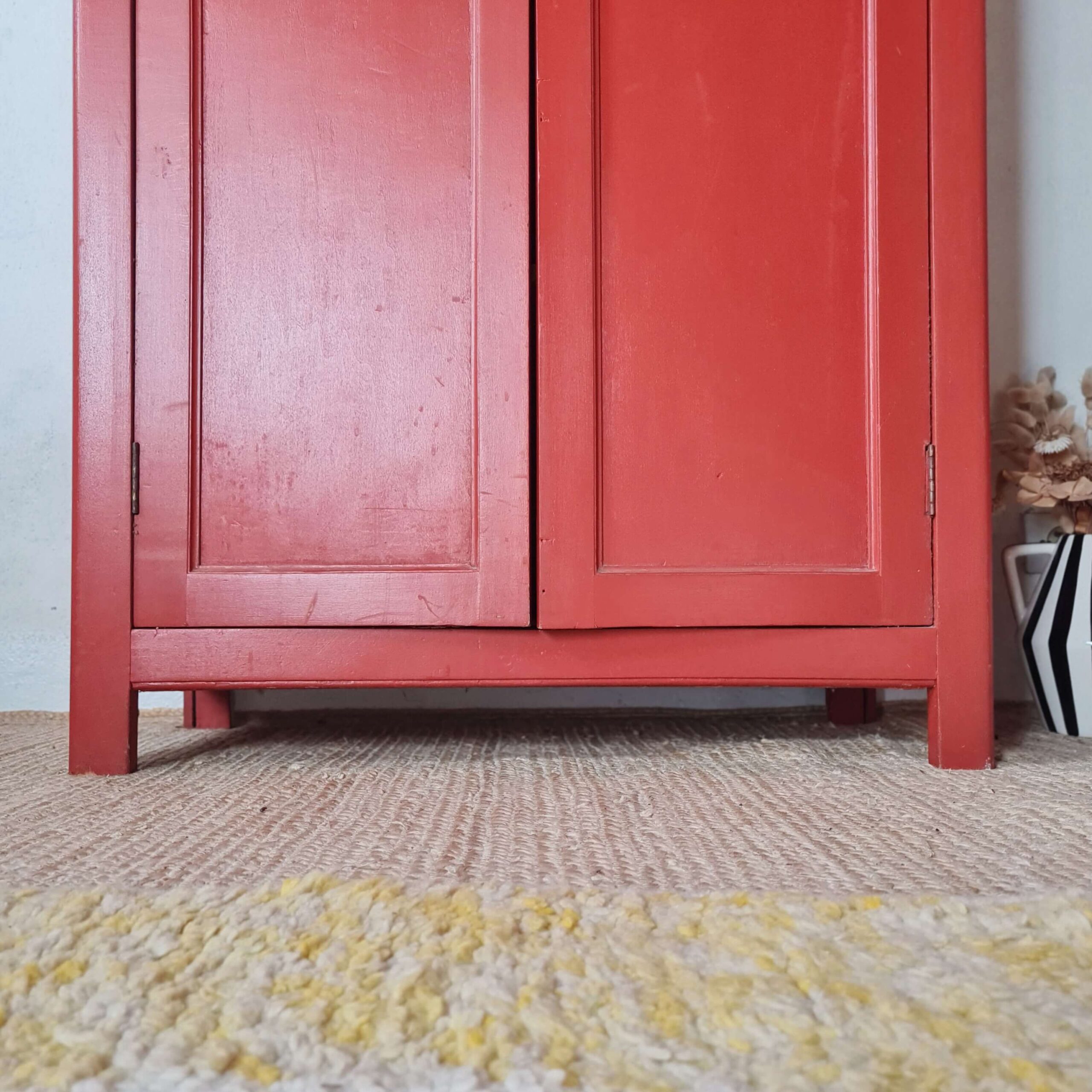 Armoire parisienne rouge ancienne vintage - petit format