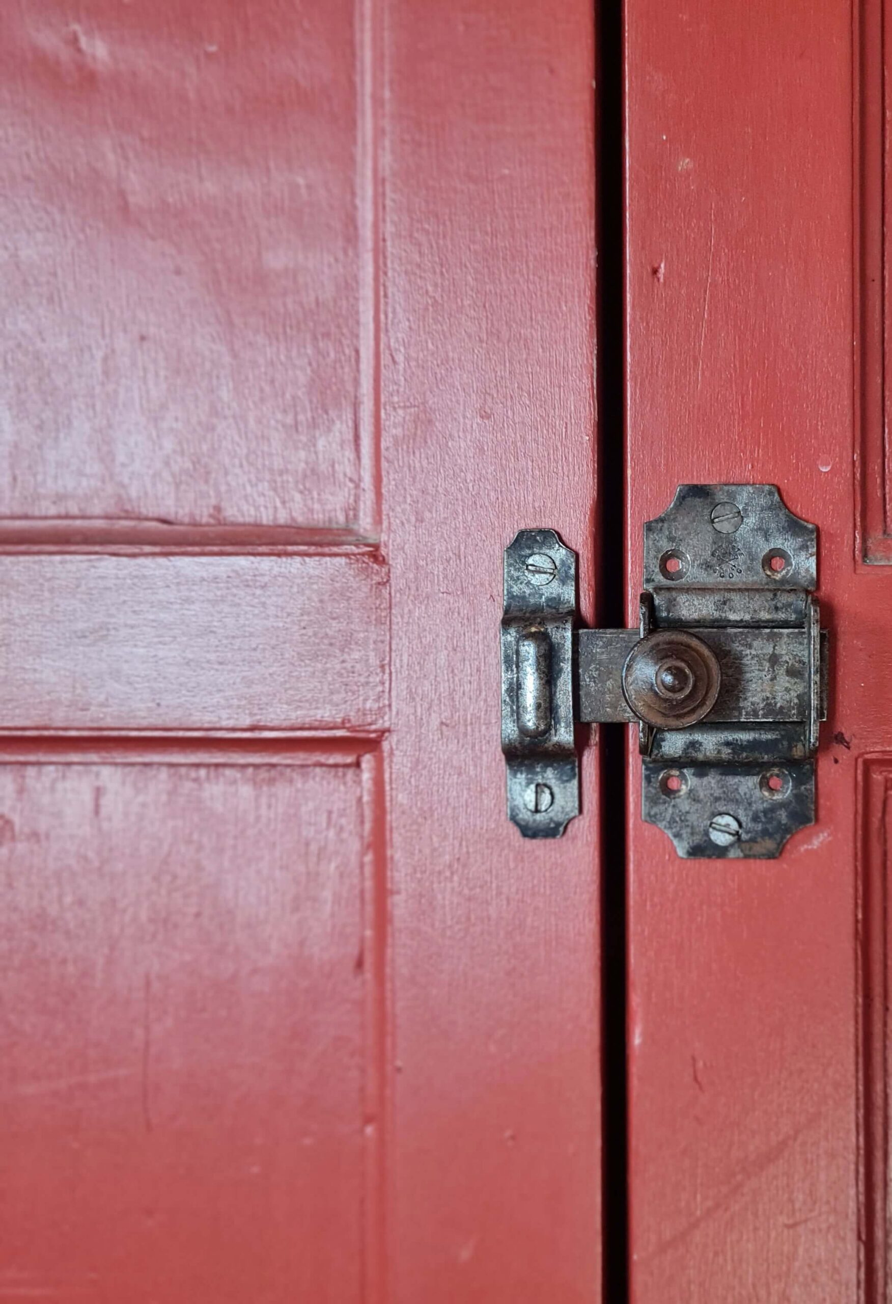 Armoire parisienne rouge ancienne vintage - petit format