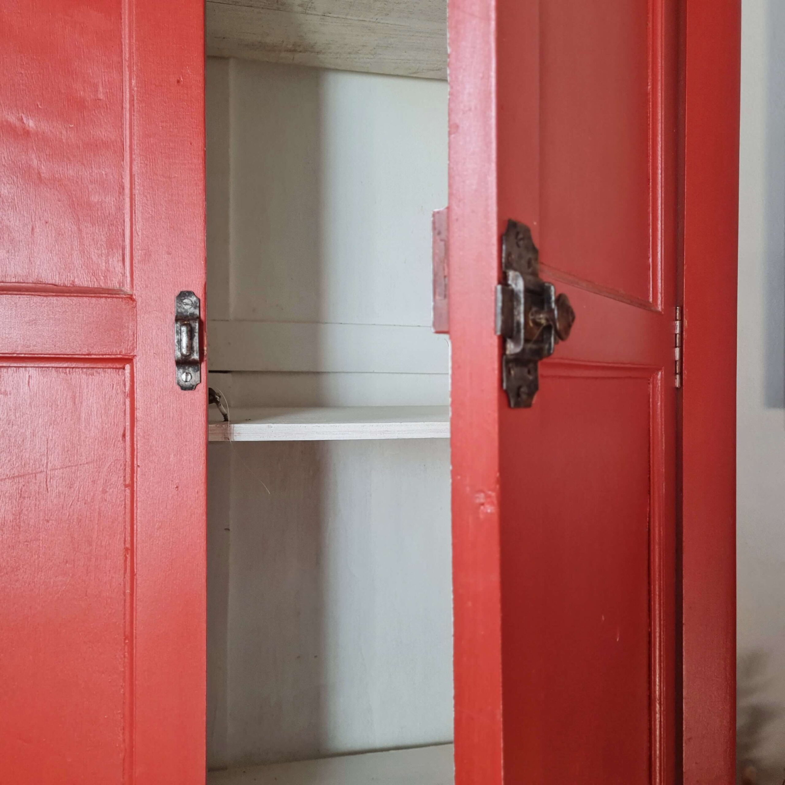 Armoire parisienne rouge ancienne vintage - petit format