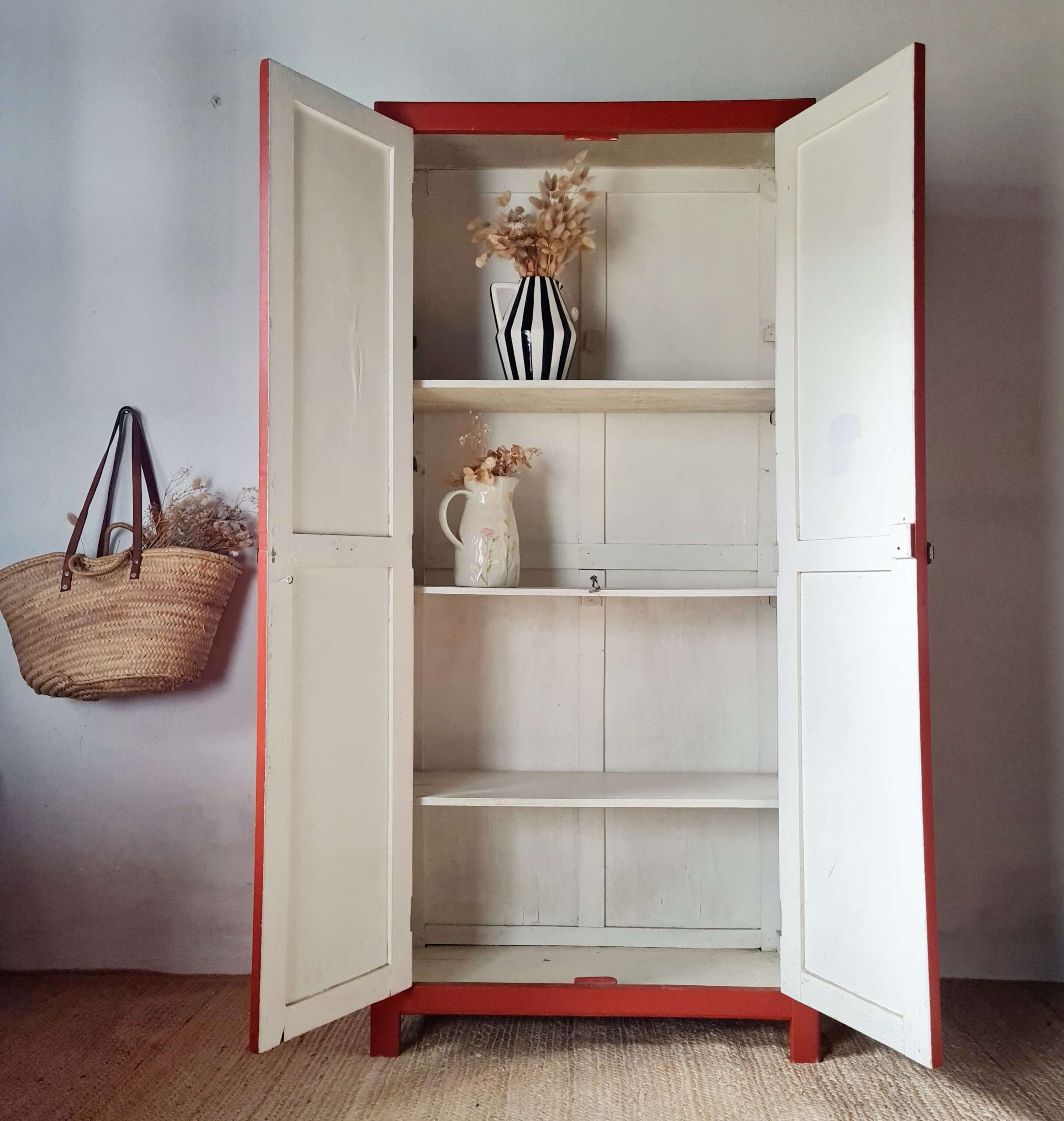 Armoire parisienne rouge ancienne vintage - petit format