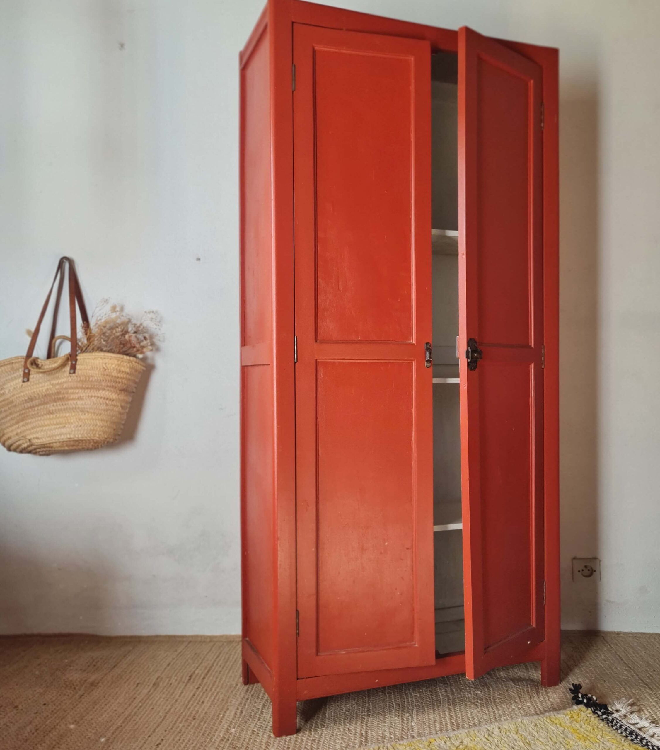 Armoire parisienne rouge ancienne vintage - petit format