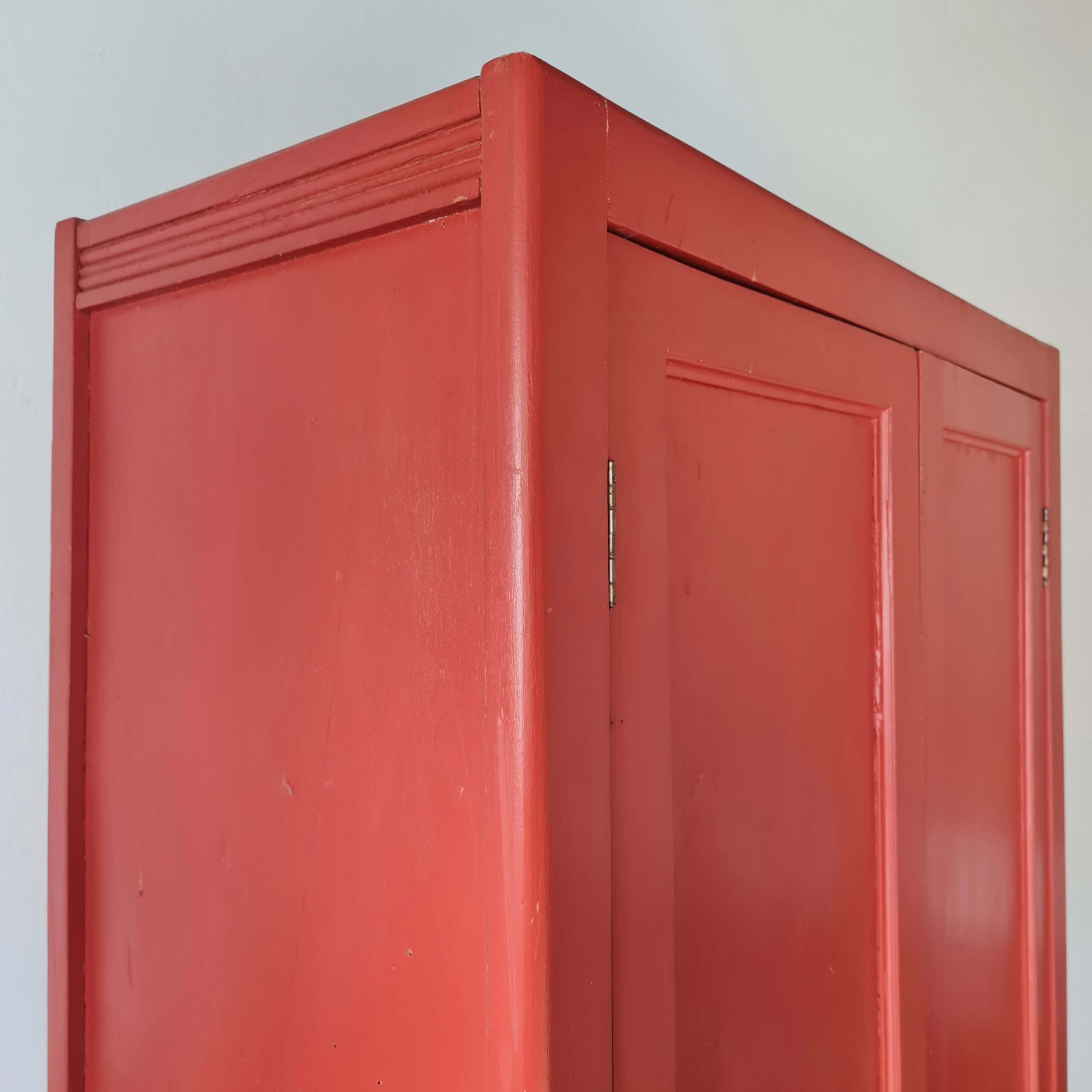 Armoire parisienne rouge ancienne vintage - petit format