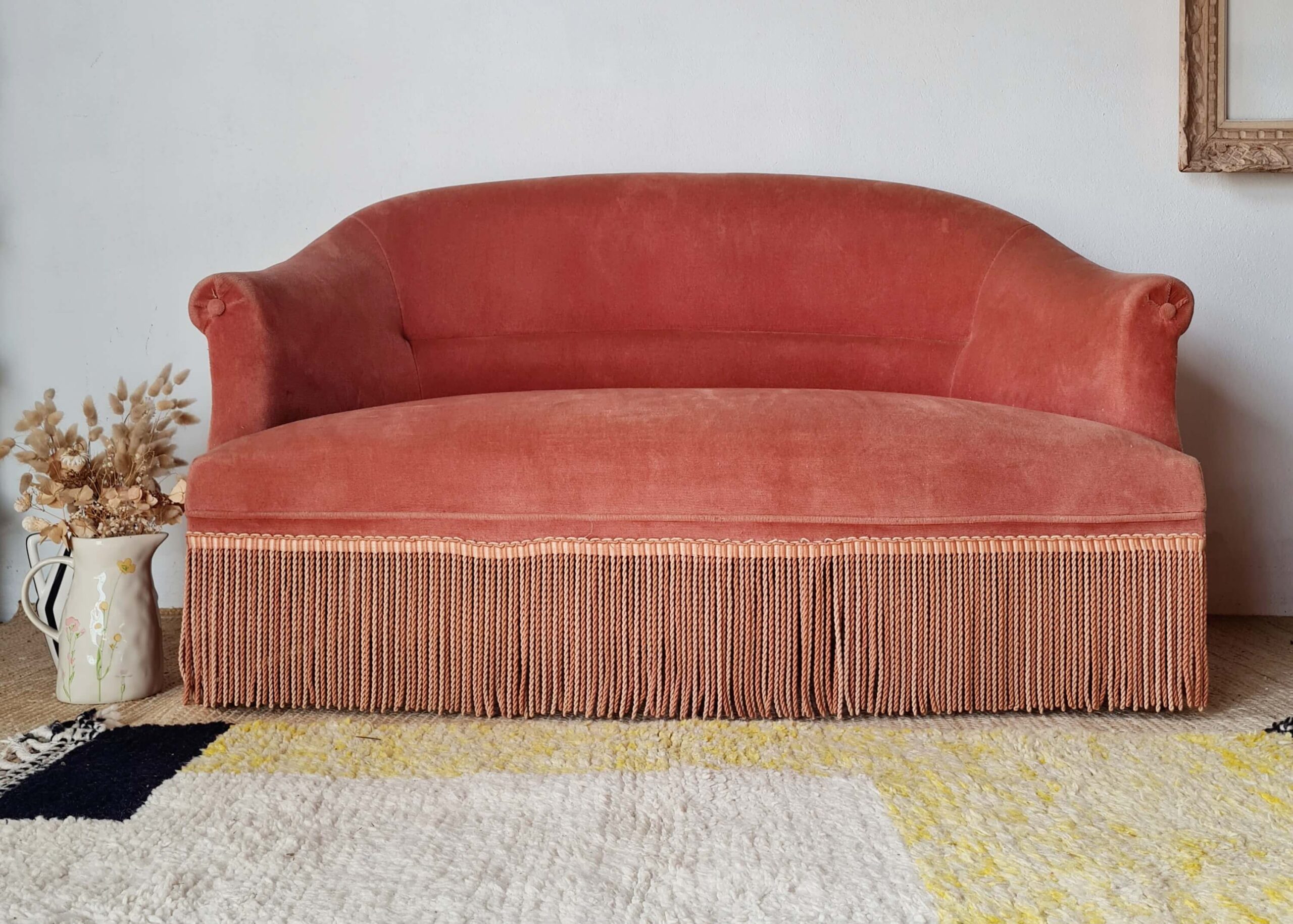 Banquette crapaud en velours rose avec franges