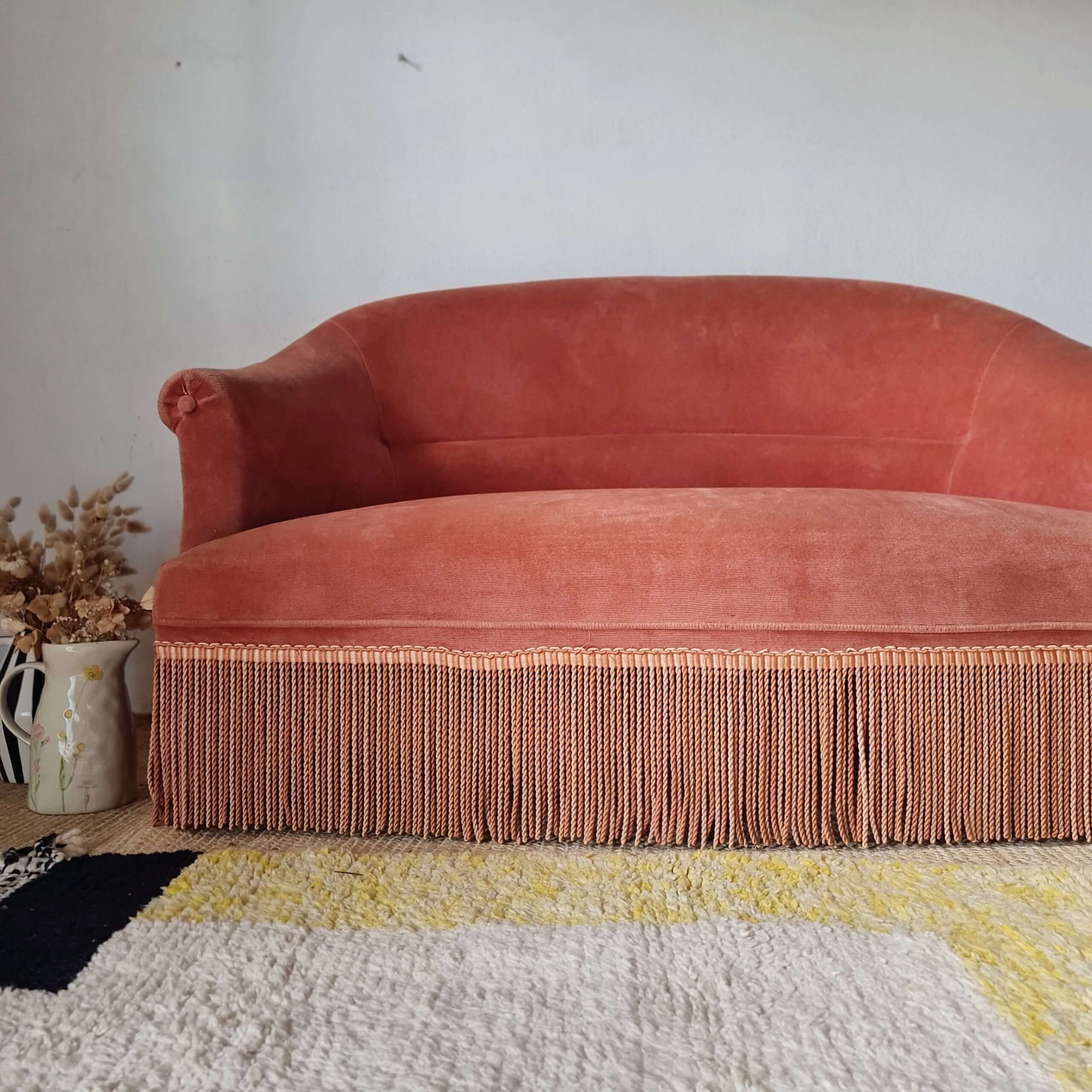 Banquette crapaud en velours rose avec franges