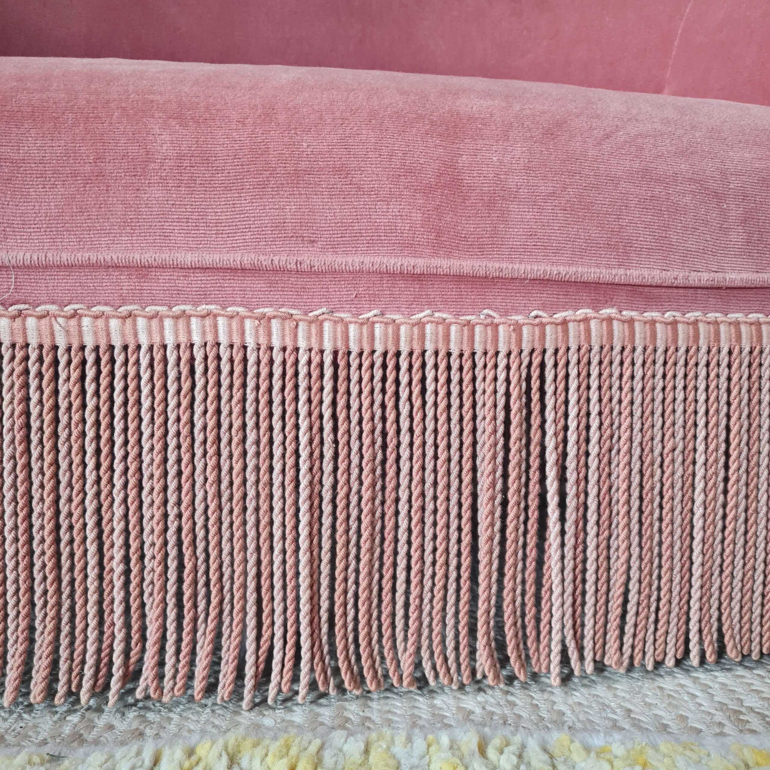 Banquette crapaud en velours rose avec franges