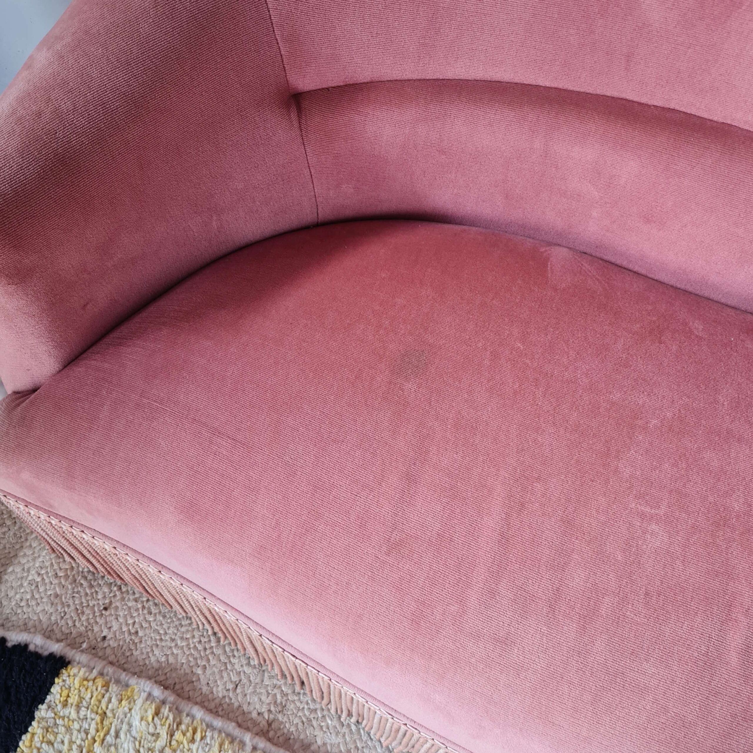 Banquette crapaud en velours rose avec franges