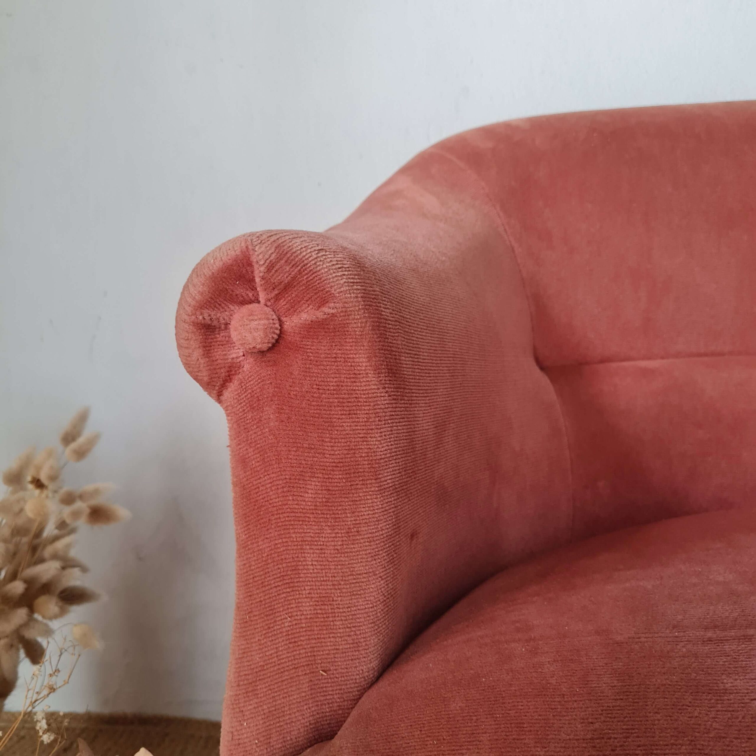 Banquette crapaud en velours rose avec franges