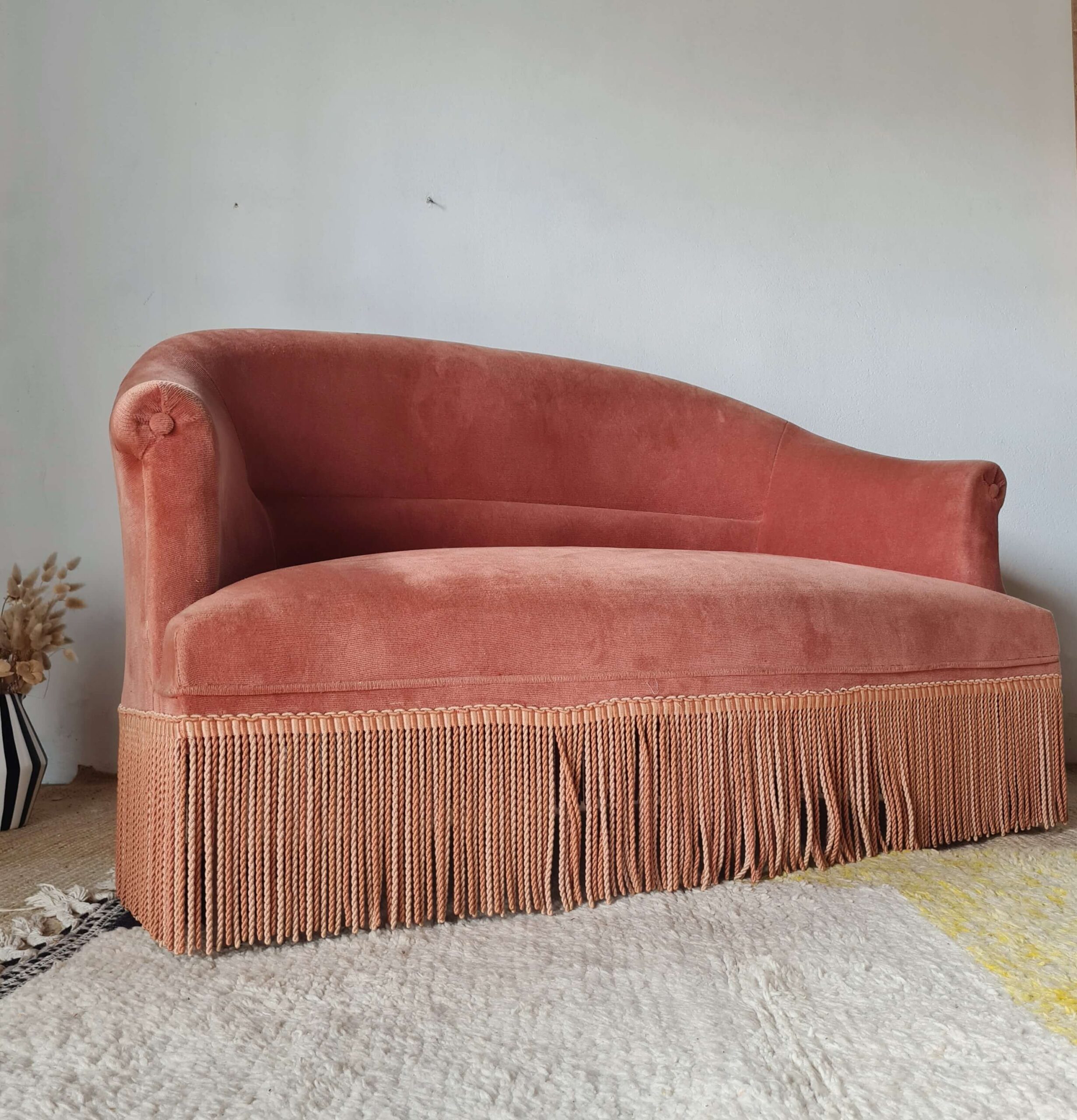 Banquette crapaud en velours rose avec franges