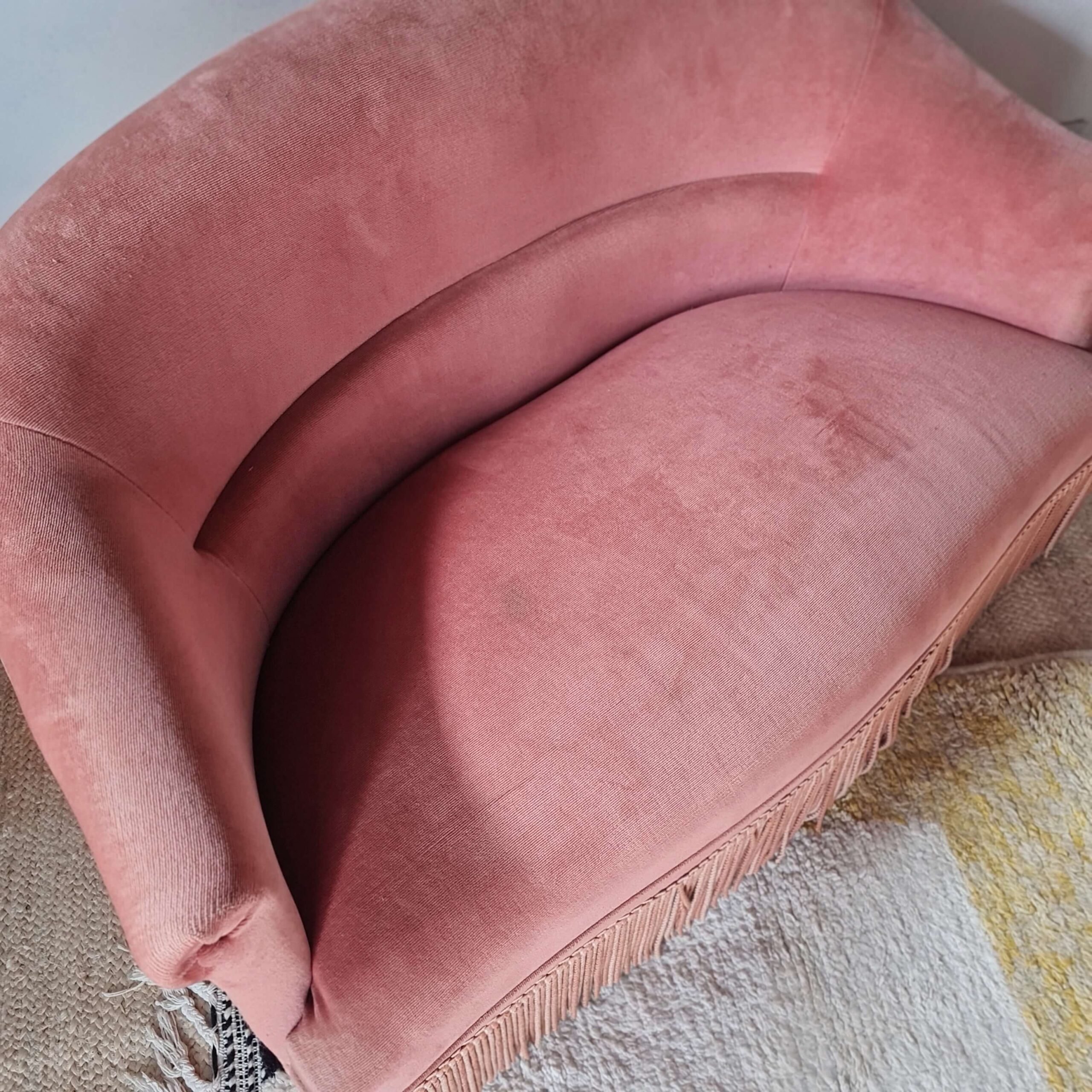 Banquette crapaud en velours rose avec franges