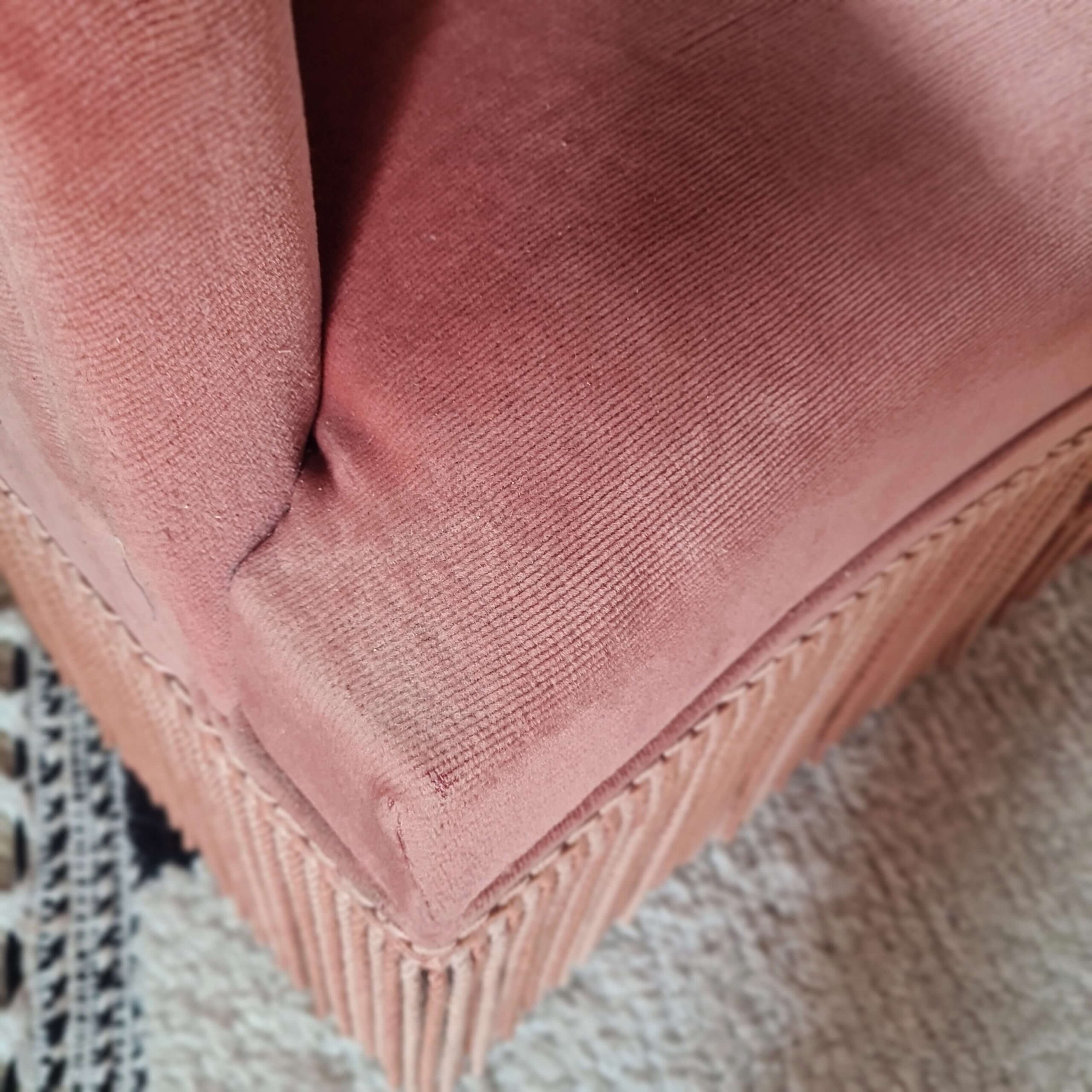 Banquette crapaud en velours rose avec franges