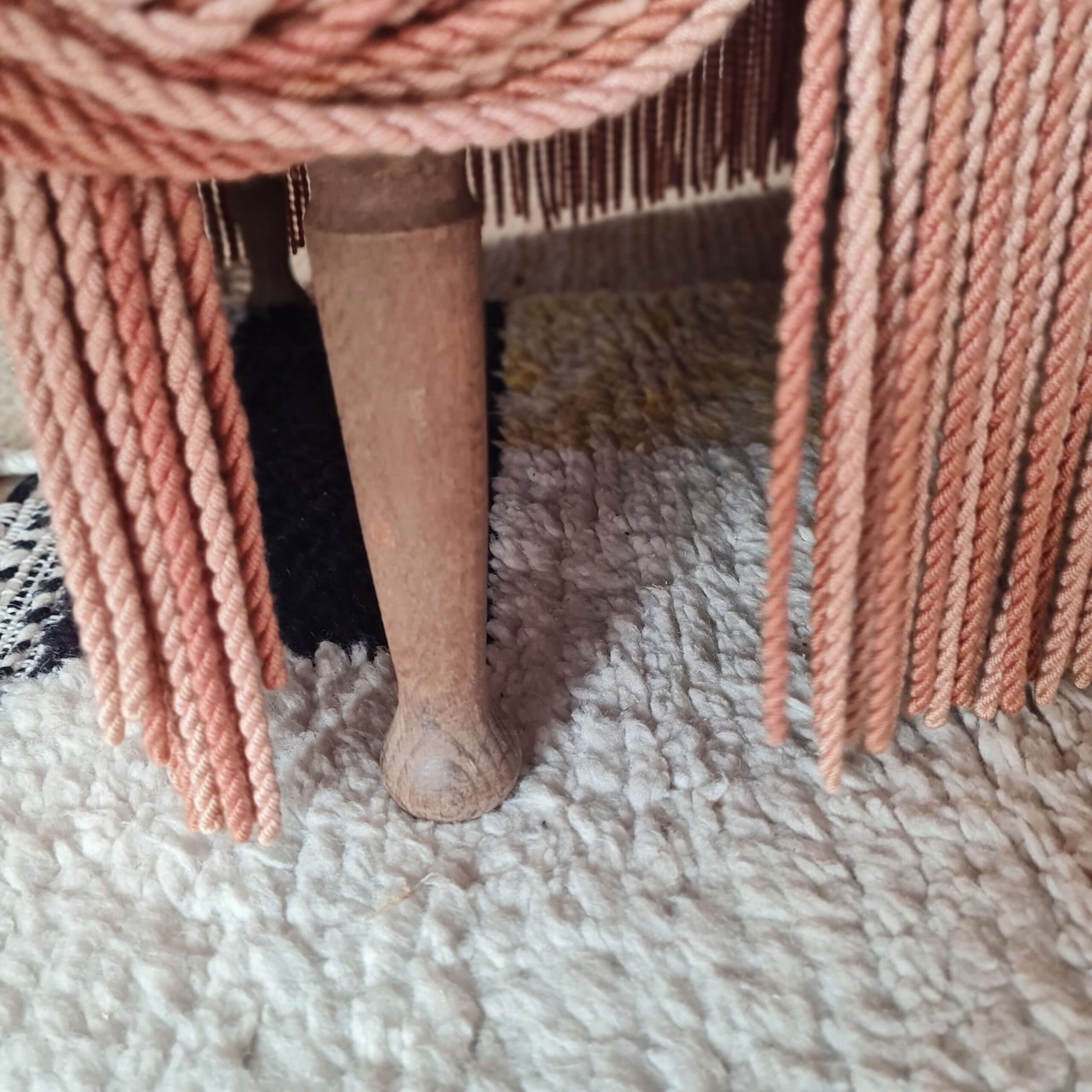 Banquette crapaud en velours rose avec franges