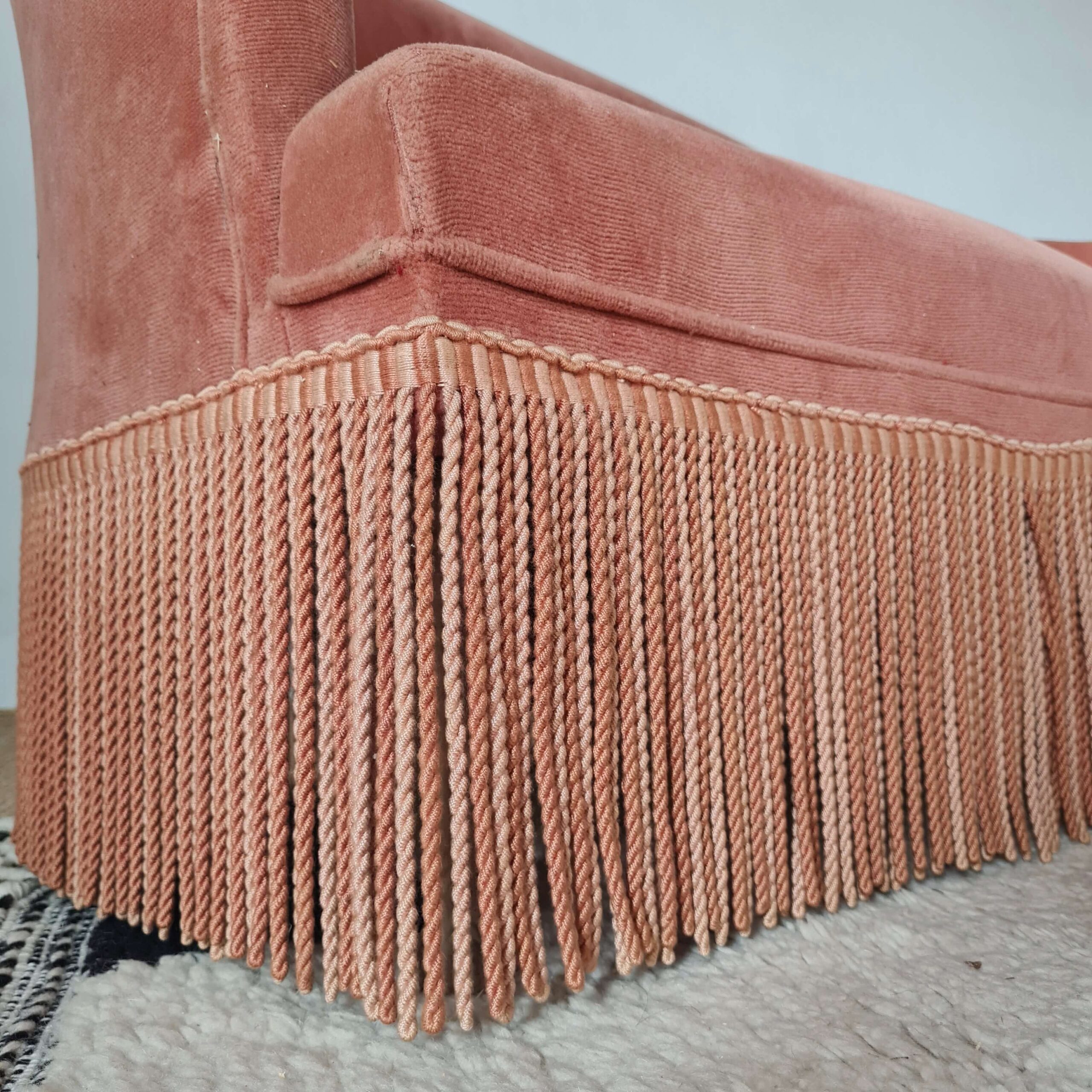 Banquette crapaud en velours rose avec franges