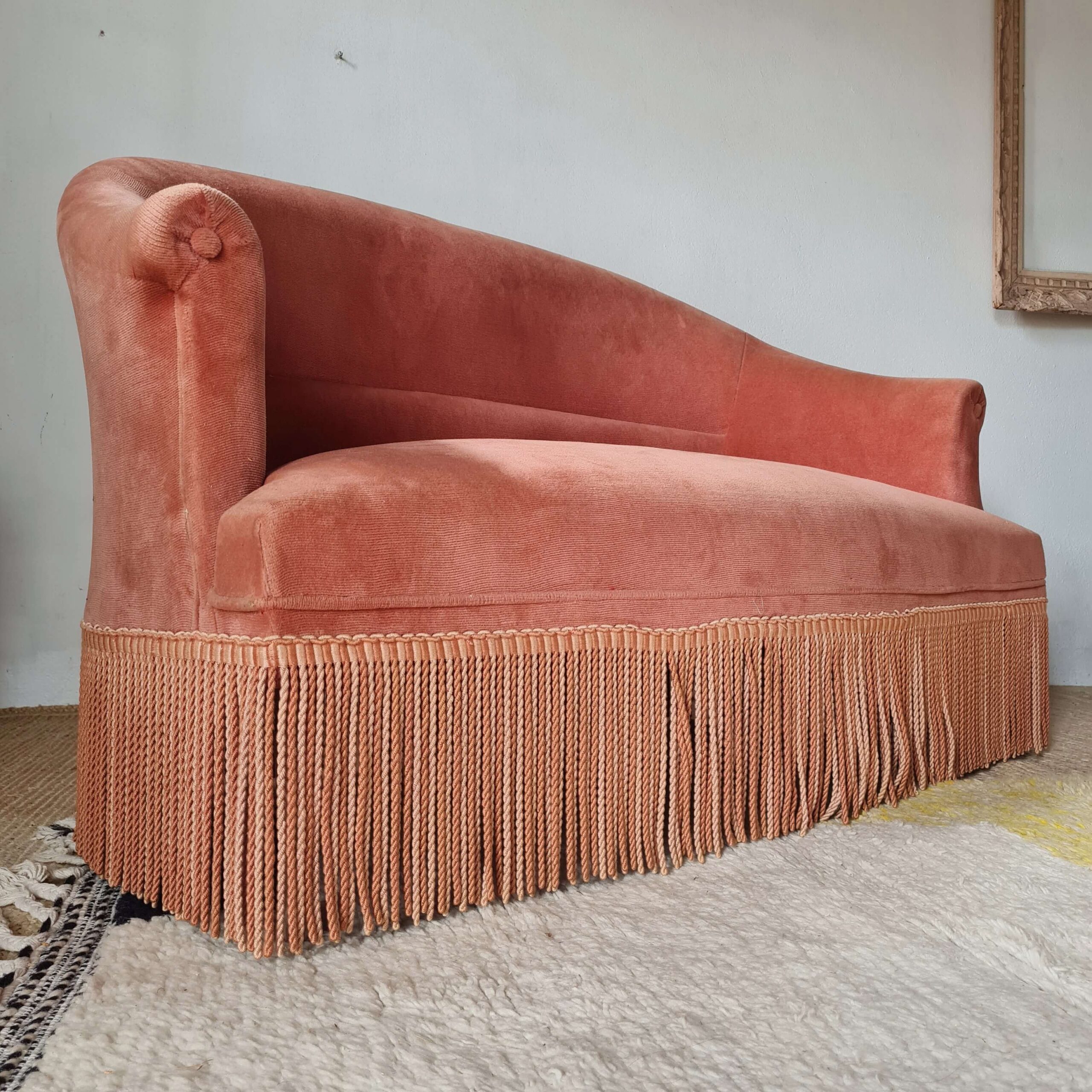 Banquette crapaud en velours rose avec franges