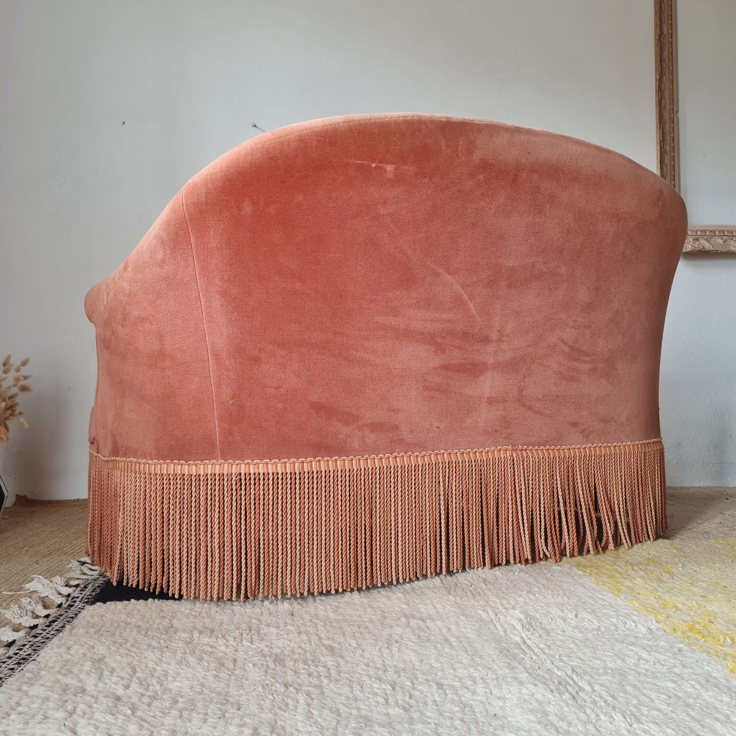 Banquette crapaud en velours rose avec franges