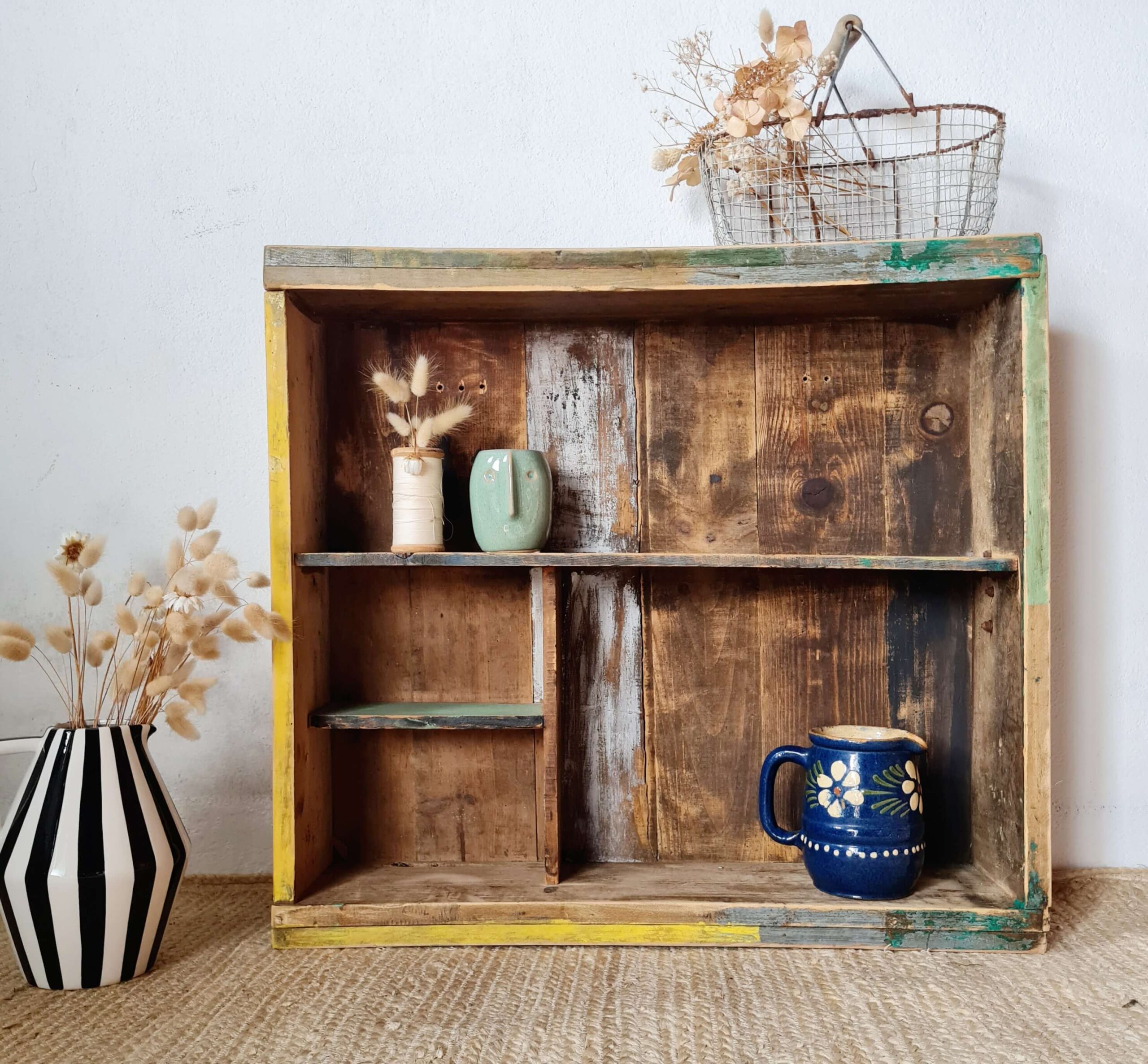 Etagère murale en bois - casiers