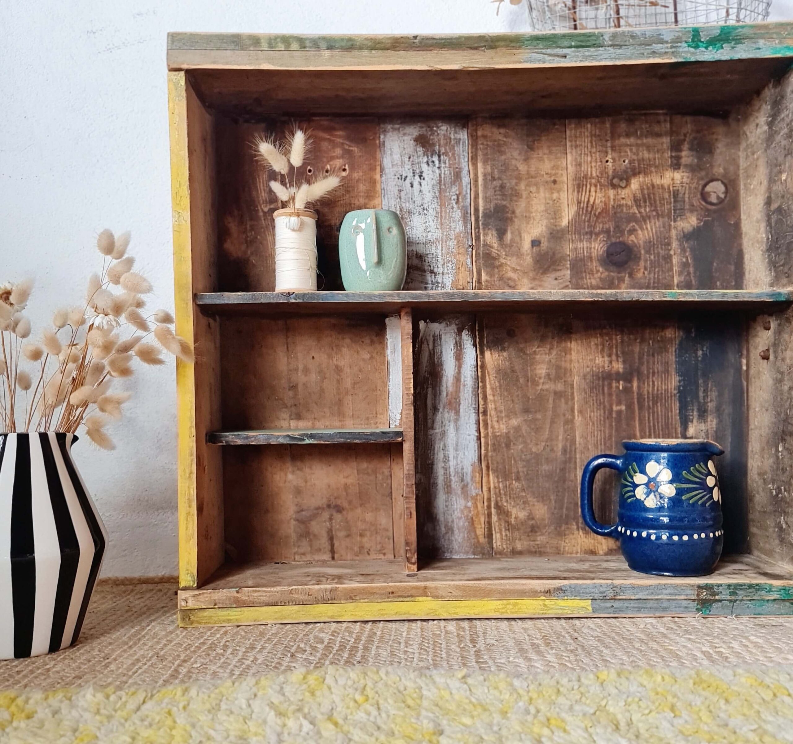 Etagère murale en bois - casiers