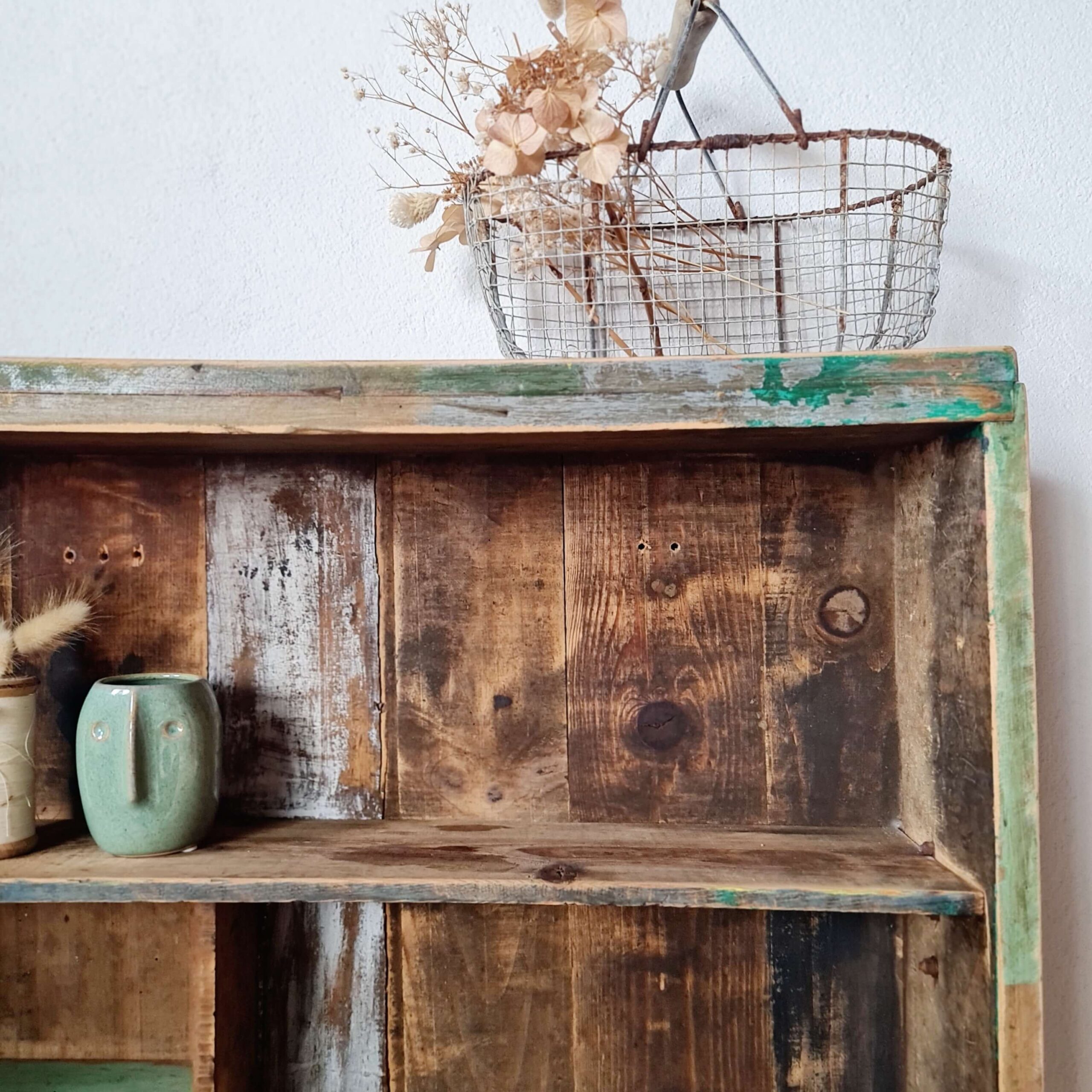 Etagère murale en bois - casiers