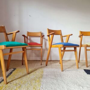 Série de chaises accoudoirs années 50 assises colorées