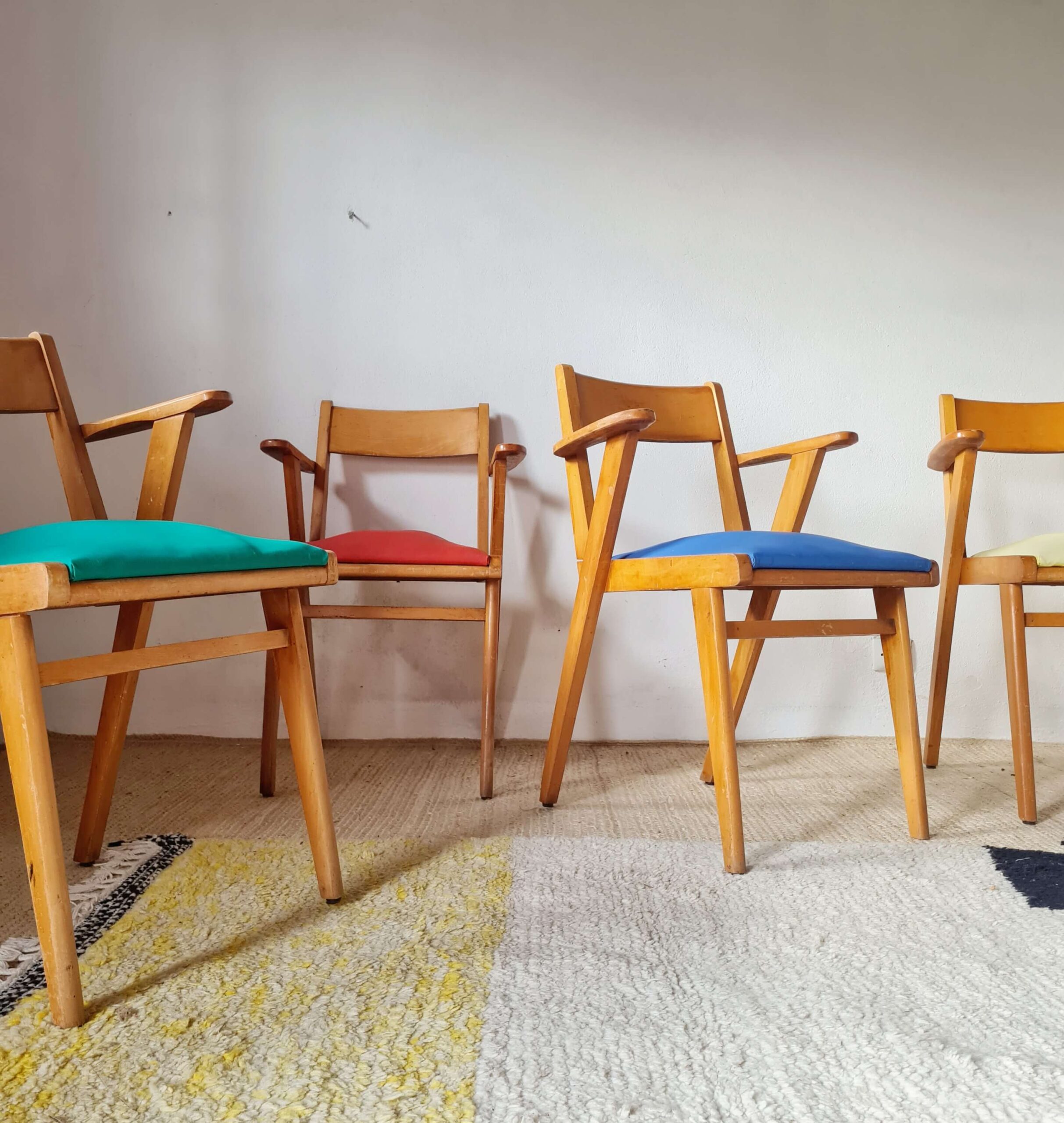 Série de chaises accoudoirs années 50 assises colorées