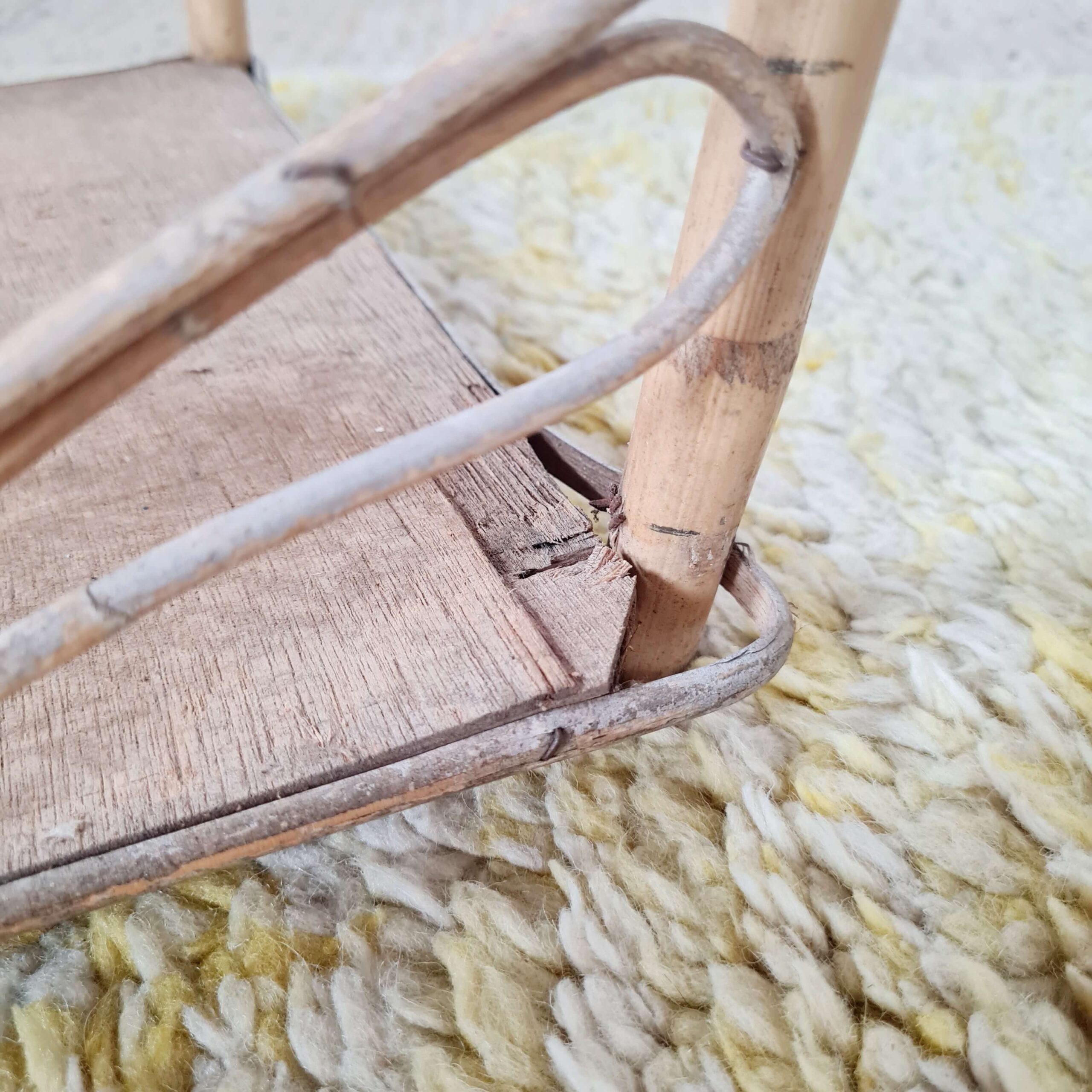 Porte-revues ancien en rotin -porte buches ancien en rotin