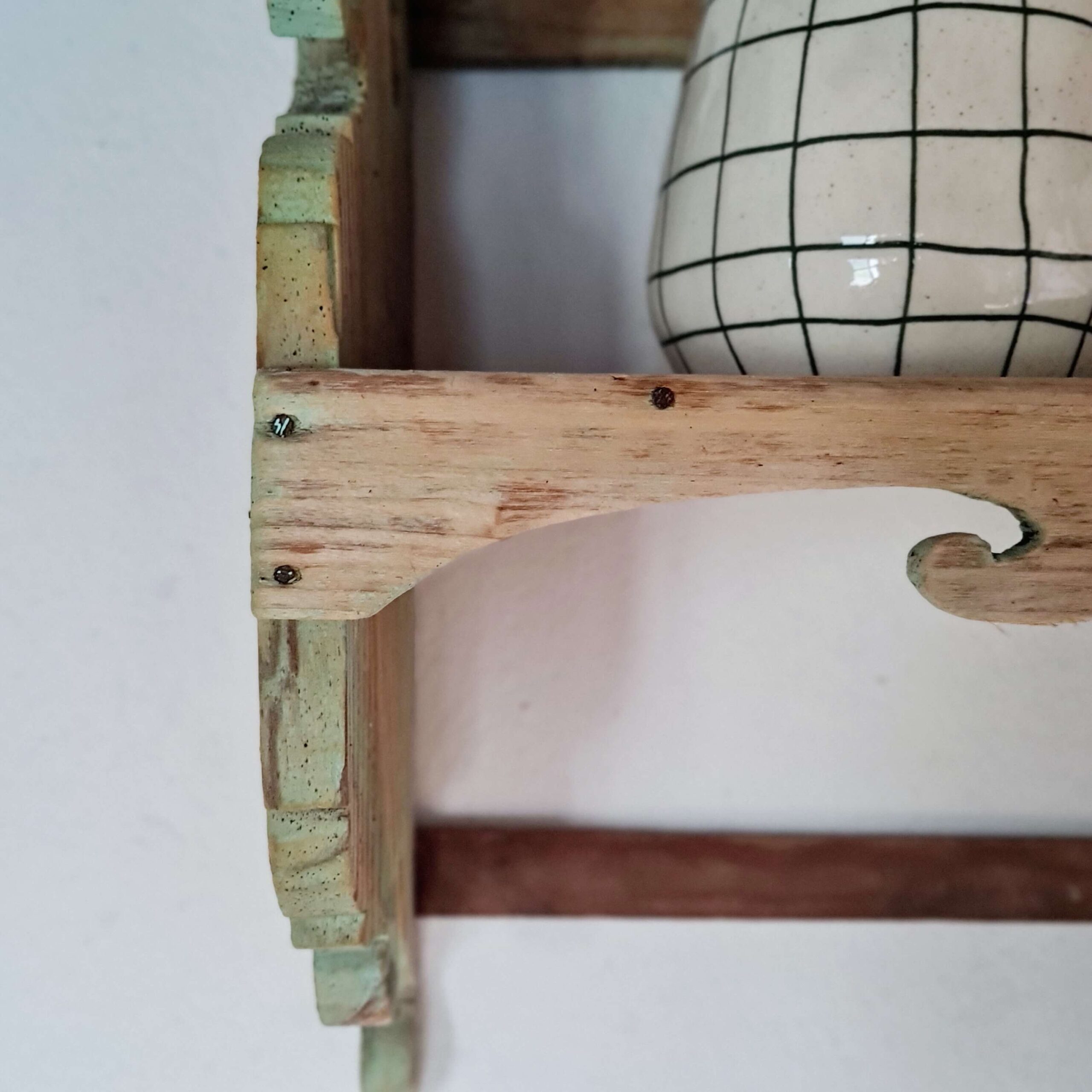 Etagère murale ancienne en bois brut patiné