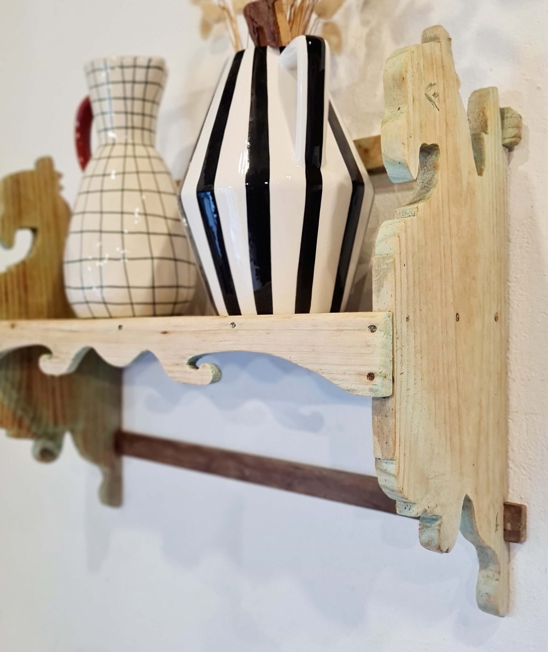 Etagère murale ancienne en bois brut patiné