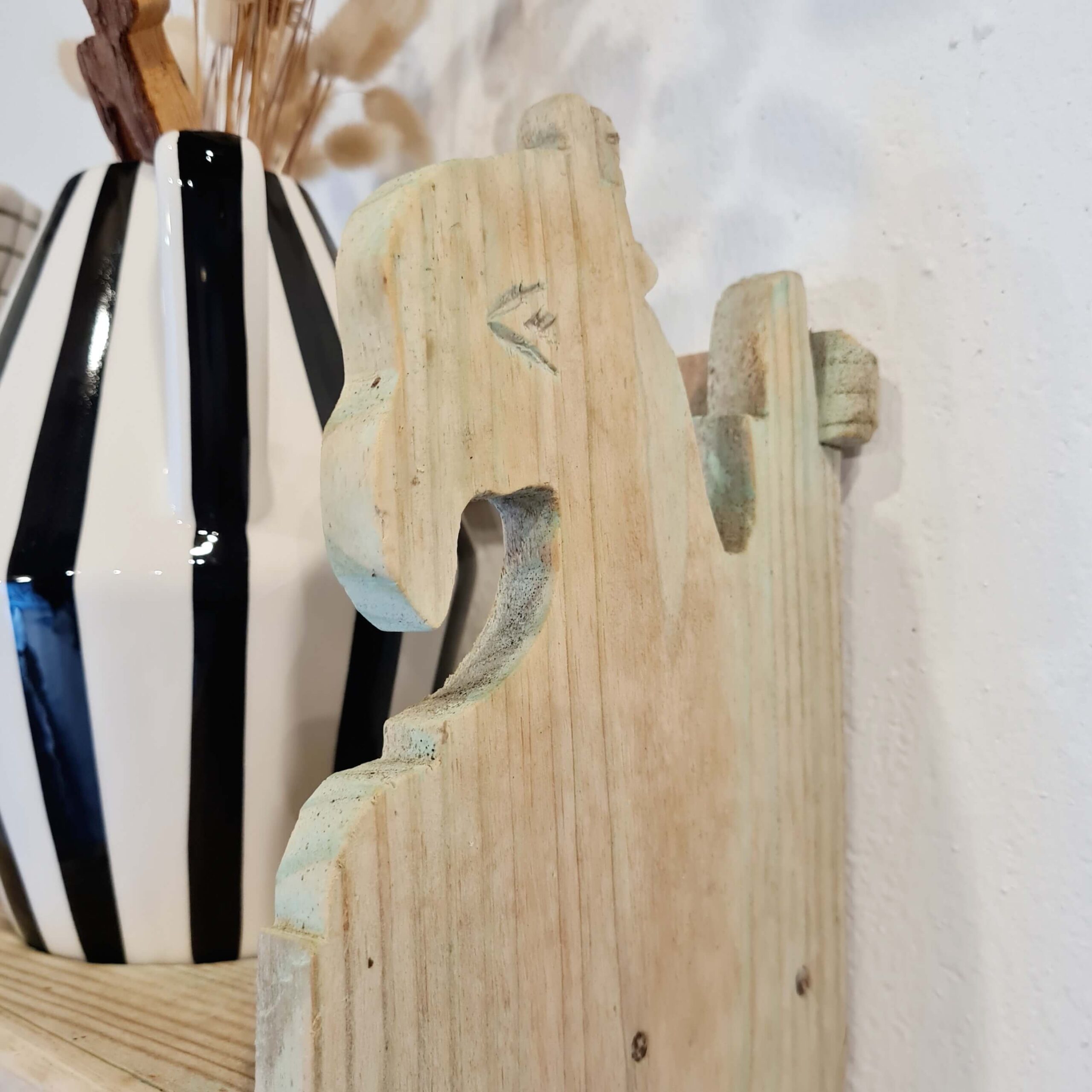 Etagère murale ancienne en bois brut patiné