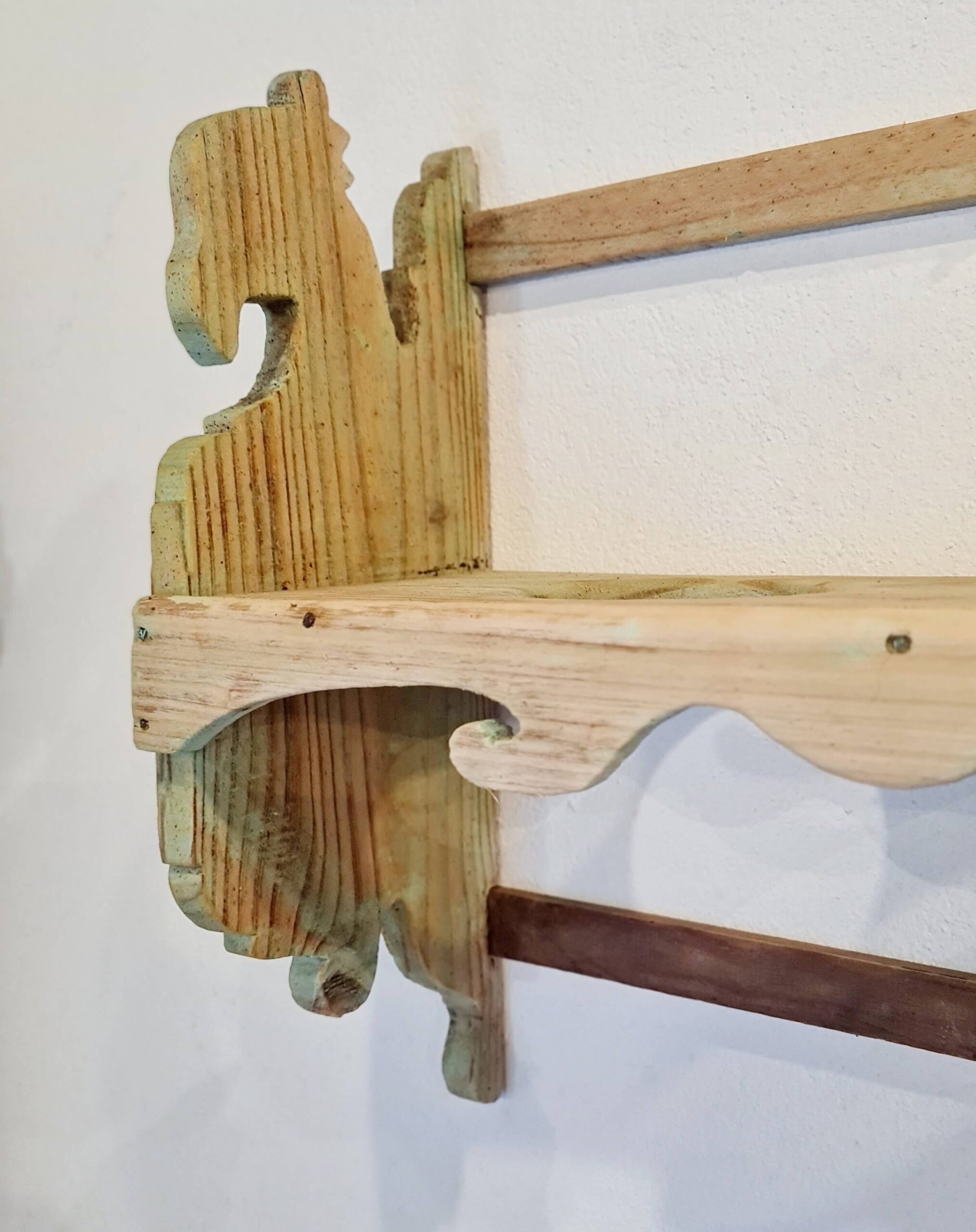 Etagère murale ancienne en bois brut patiné